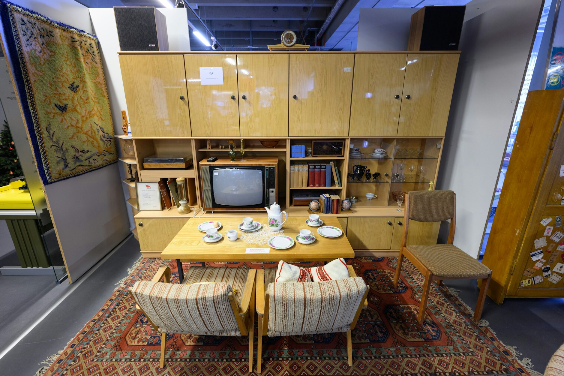 Wohnzimmer mit DDR-Mobiliar