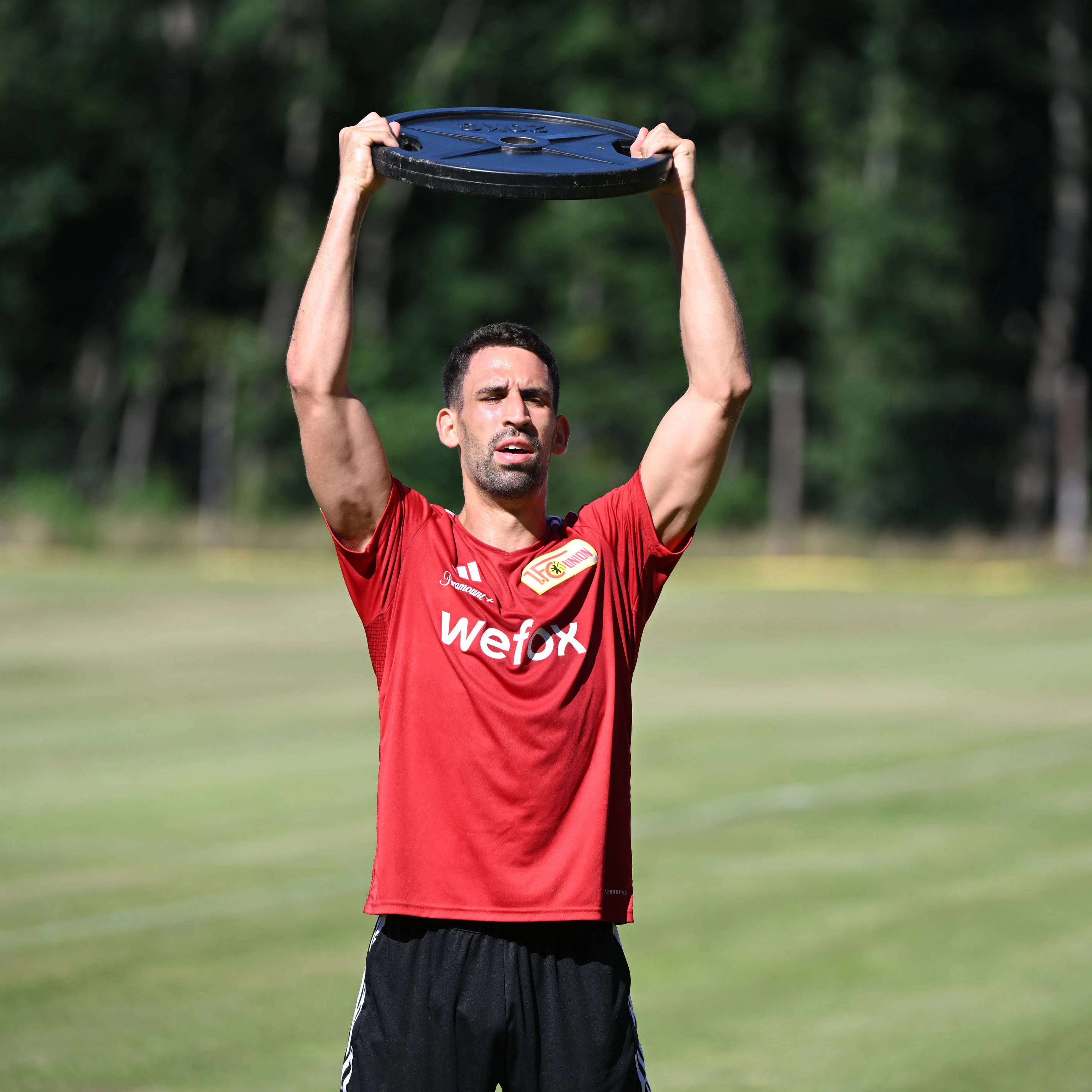 Locker aus der Hüfte! Rani Khedira stemmt im Trainingslager in Bad Saarow Gewichte. Doch am liebsten würde er für Deutschland den EM-Pokal in die Höhe halten.
