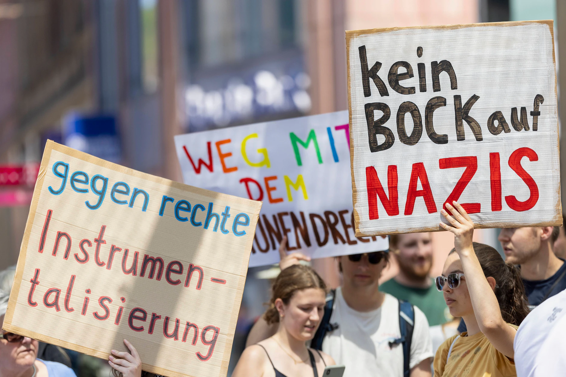 Gegendemonstranten protestieren gegen eine Kundgebung der AfD. 