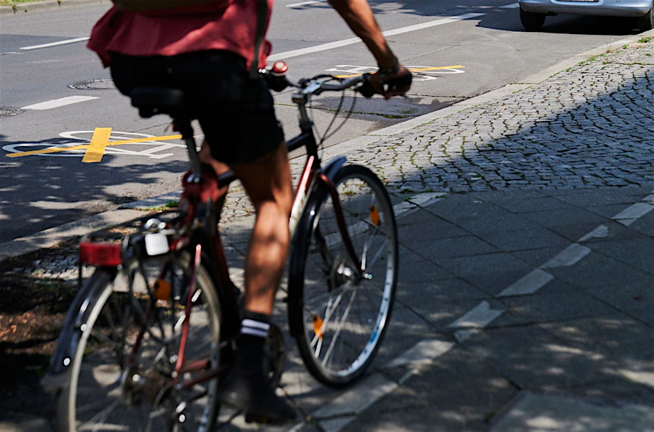 ARCHIV - Ein Radfahrer fährt auf einem alten verkümmerten Radweg auf der Ollenhauer Straße.  