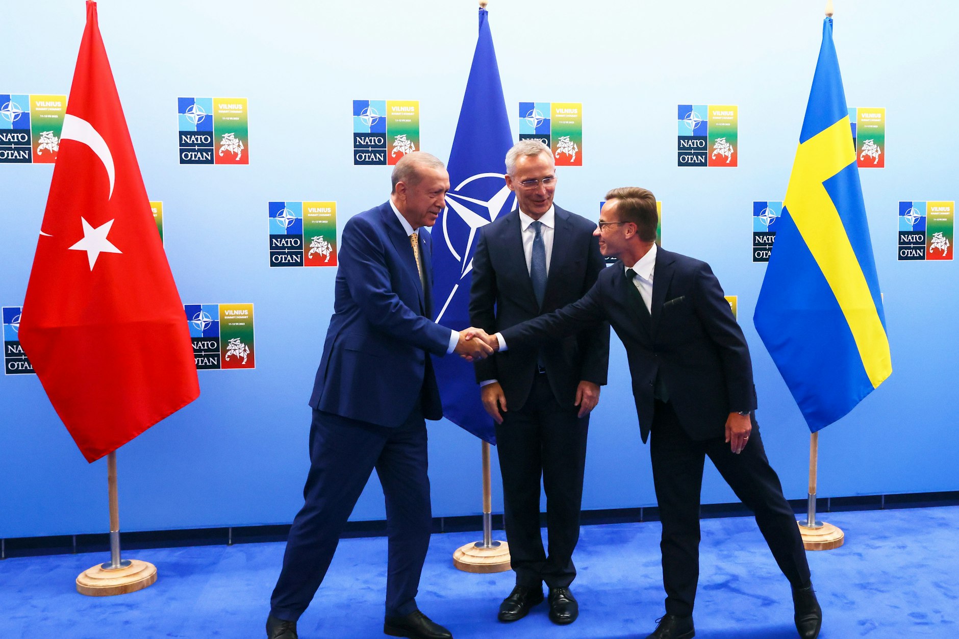 Der türkische Präsident Recep Tayyip Erdogan (l.) mit dem schwedischen Ministerpräsidenten Ulf Kristersson (r.) und NATO-Generalsekretär Jens Stoltenberg vor einem Treffen im Vorfeld des NATO-Gipfels in Vilnius.