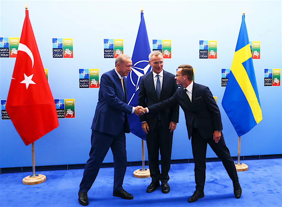 Der türkische Präsident Recep Tayyip Erdogan (l.) mit dem schwedischen Ministerpräsidenten Ulf Kristersson (r.) und NATO-Generalsekretär Jens Stoltenberg vor einem Treffen im Vorfeld des NATO-Gipfels in Vilnius.
