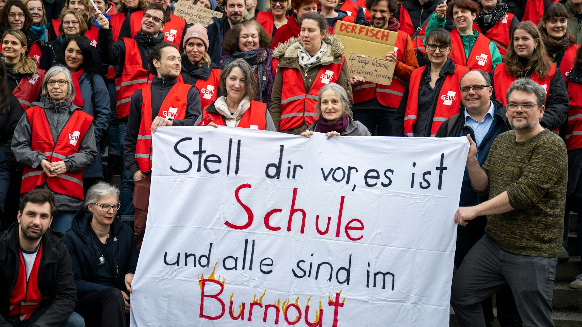 Auch der Krankenstand ist an Berliner Schulen ein Problem: Beim Warnstreik der Berliner Lehrer im März ging es auch um bessere Arbeitsbedingungen.