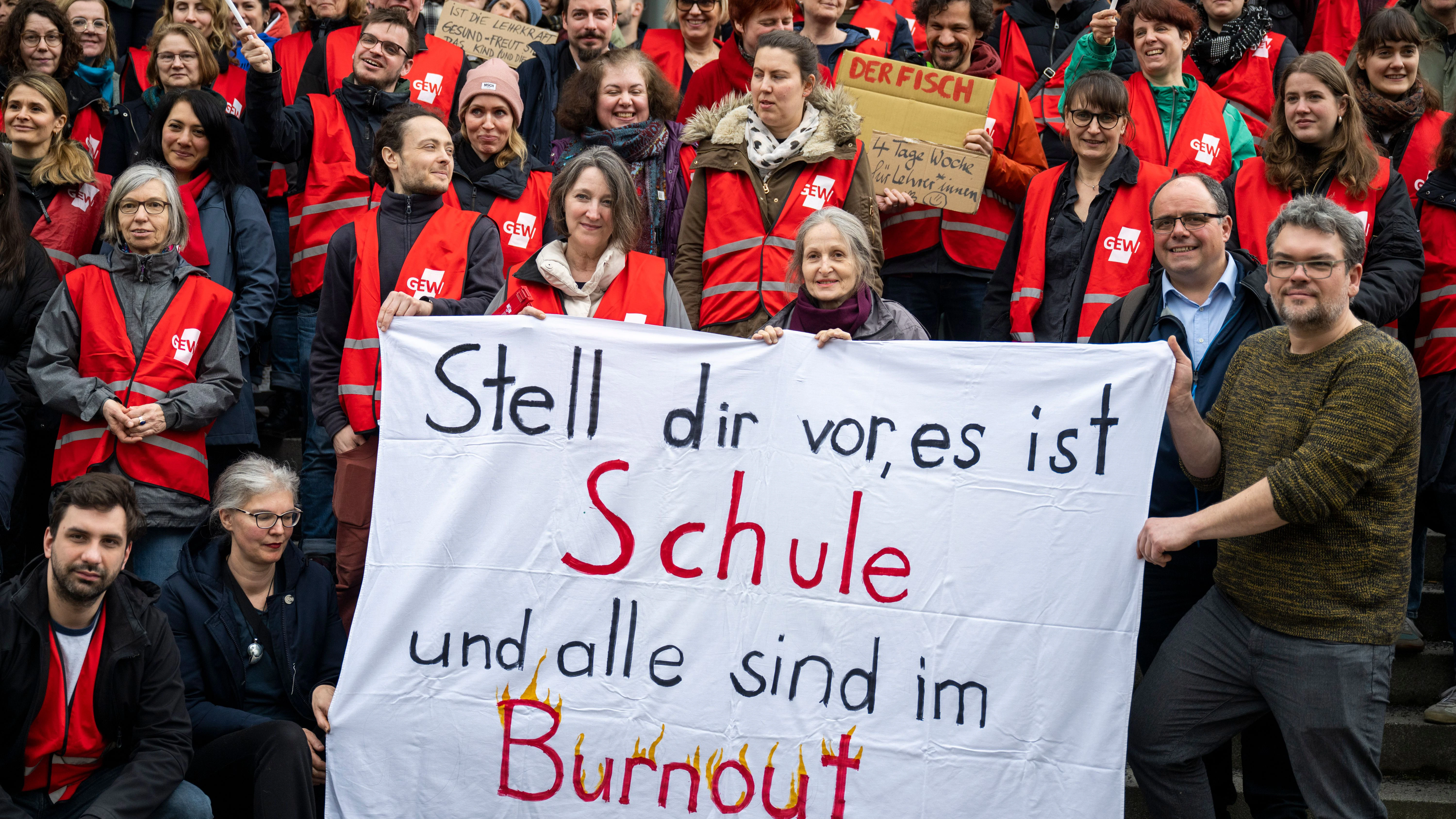 Auch der Krankenstand ist an Berliner Schulen ein Problem: Beim Warnstreik der Berliner Lehrer im März ging es auch um bessere Arbeitsbedingungen.