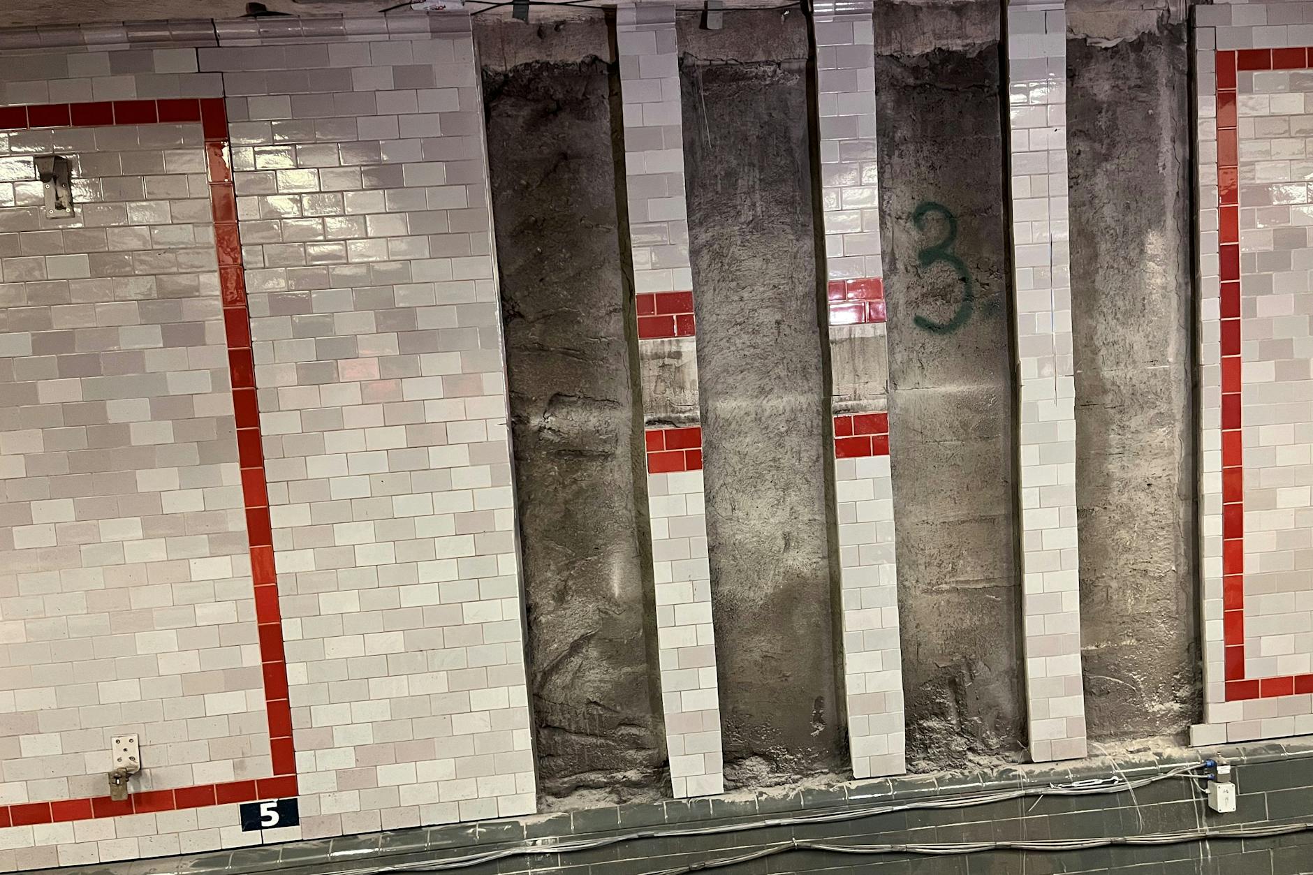 Die Schadstelle am Gleis in Richtung Pankow: Hier drang Feuchtigkeit ein, und es taten sich Risse im Beton auf. Inzwischen wurde das Erdreich unter diesem Bereich erfolgreich mit Zementinjektionen stabilisiert, so die BVG.