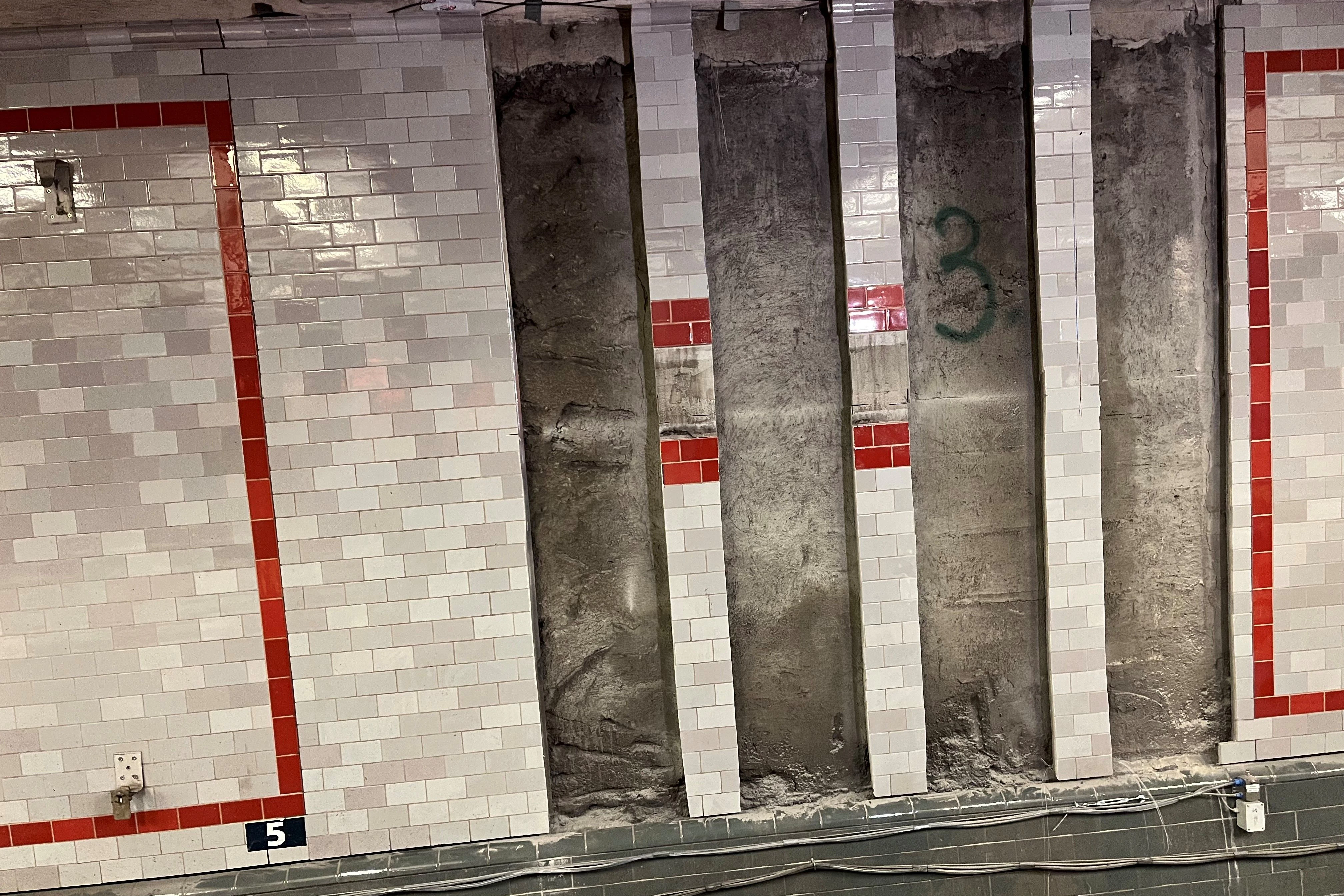 Die Schadstelle am Gleis in Richtung Pankow: Hier drang Feuchtigkeit ein, und es taten sich Risse im Beton auf. Inzwischen wurde das Erdreich unter diesem Bereich erfolgreich mit Zementinjektionen stabilisiert, so die BVG.