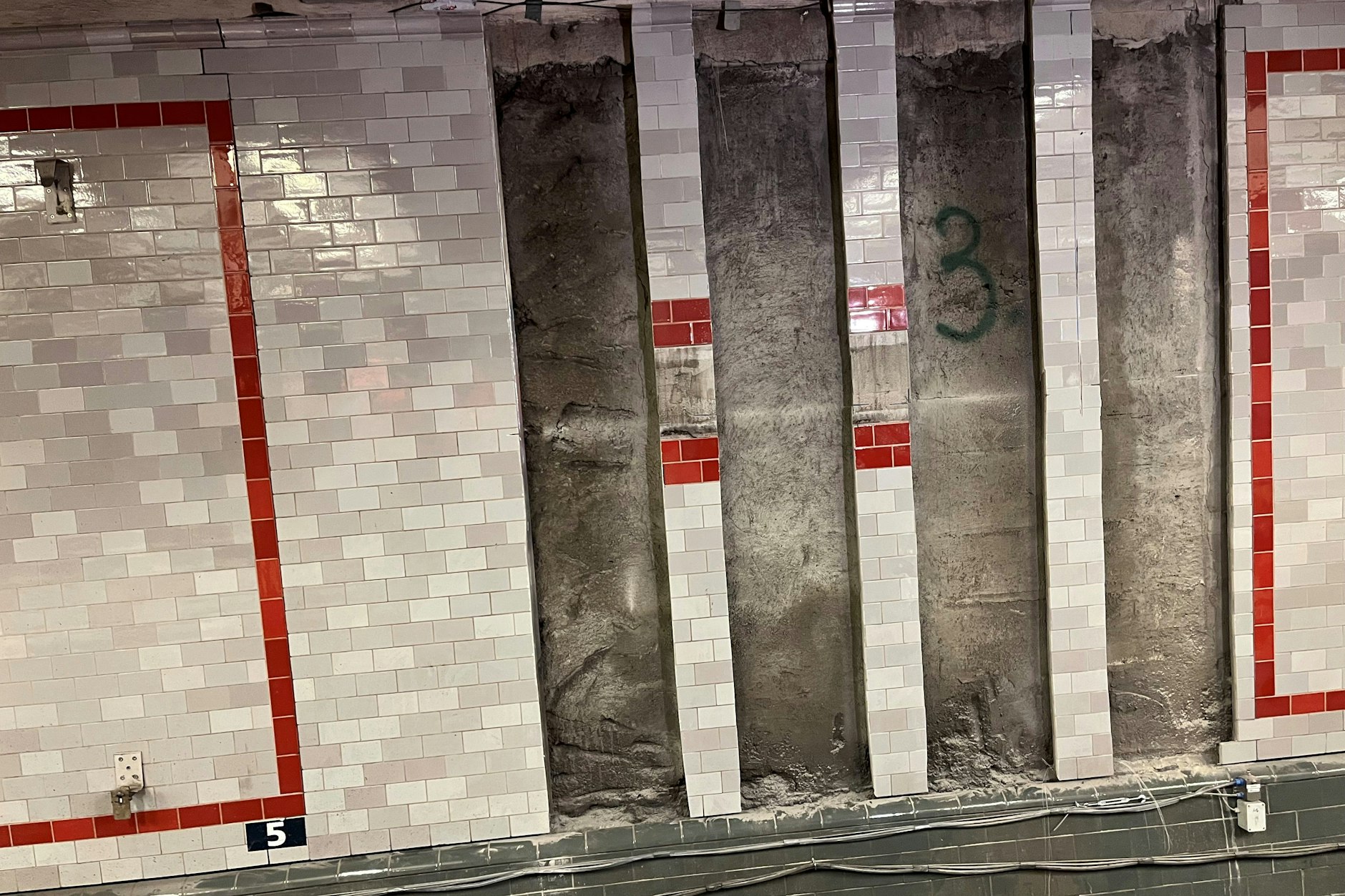 Die Schadstelle am Gleis in Richtung Pankow: Hier drang Feuchtigkeit ein, und es taten sich Risse im Beton auf. Inzwischen wurde das Erdreich unter diesem Bereich erfolgreich mit Zementinjektionen stabilisiert, so die BVG.