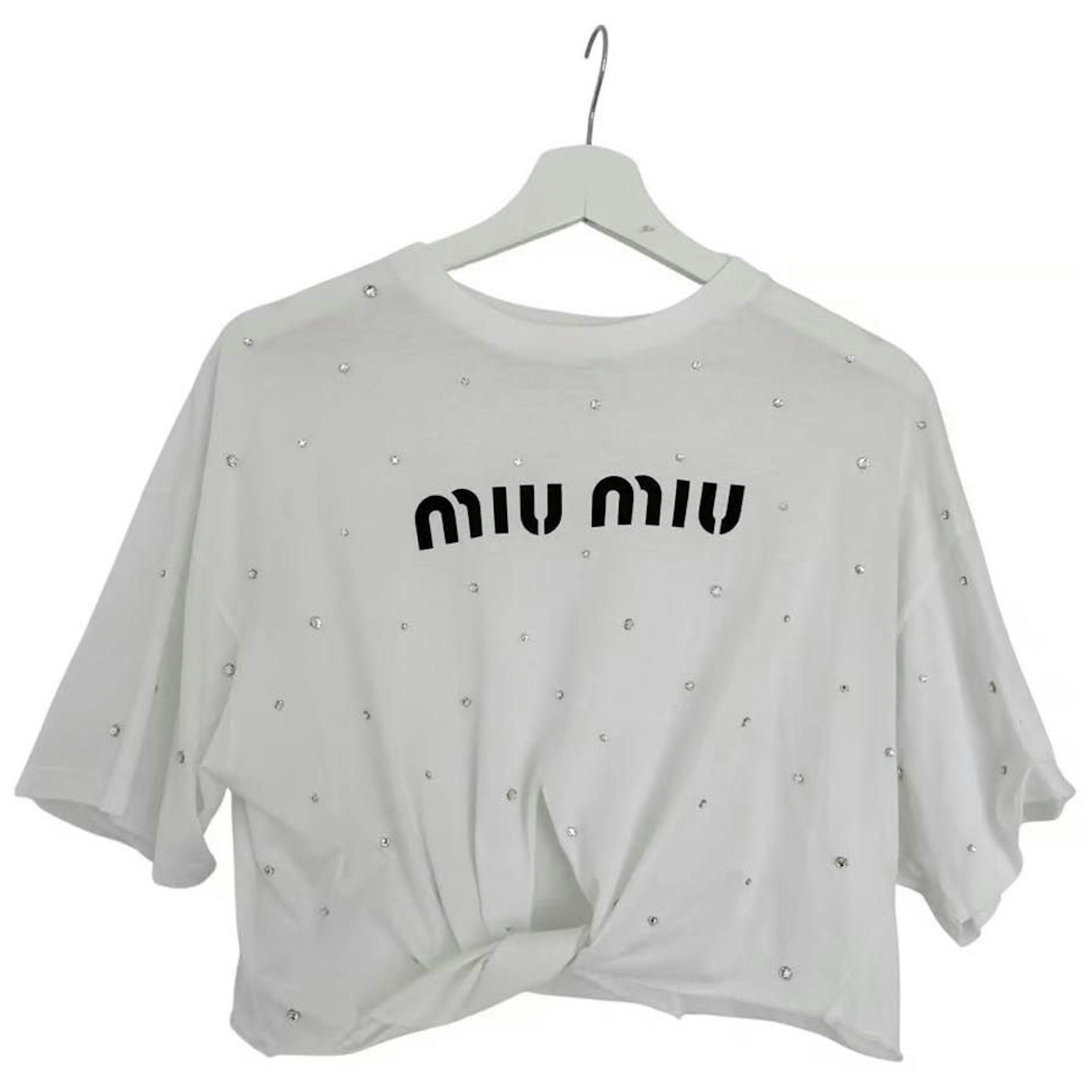Wem die Preise bei Miu Miu zu hoch sind, der kann sich auf der Vintage-Plattform Vestiaire Collective nach gebrauchten T-Shirts umsehen. Auch Teile der aktuellen Kollektion finden sich hier. Zum Beispiel dieses mit Kristallen verzierte Cropped-Shirt, das neu um die 1000 Euro kosten würde. Auf Vestiaire Collective wird für einen „sehr guten Zustand“ ein Preis um die 450 Euro aufgerufen.