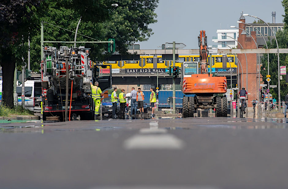 Experten der Wasserbetriebe stehen auf der gesperrten Stralauer Allee. Dort wurde ein Wasserrohrbruch festgestellt. Dadurch wurde auf mehreren Hundert Quadratmetern die Fahrbahn unterspült. Die Stralauer Allee wurde für den Verkehr gesperrt, eine Umleitung eingerichtet. Es kam zu erheblichen Verkehrsbehinderungen. Unklar ist derzeit, wie lange die Sanierung der gebrochenen Frischwasserleitung dauert.