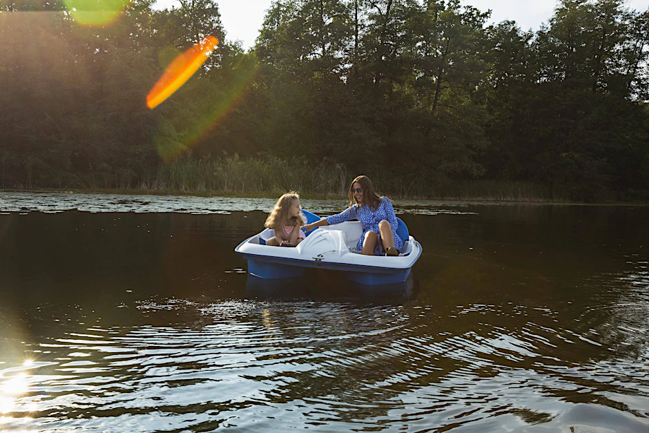 Tretboot fahren macht den meisten Kindern richtig Spaß. Das perfekte Abenteuer in den Ferien.
