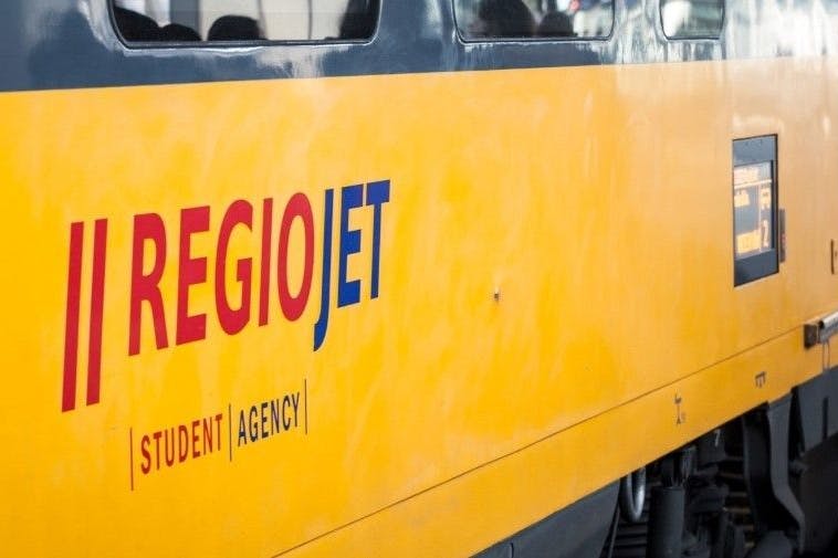 Kennfarbe gelb: Ein RegioJet-Zug steht zur Abfahrt bereit.