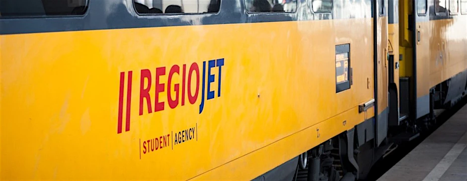 Kennfarbe gelb: Ein RegioJet-Zug steht zur Abfahrt bereit.