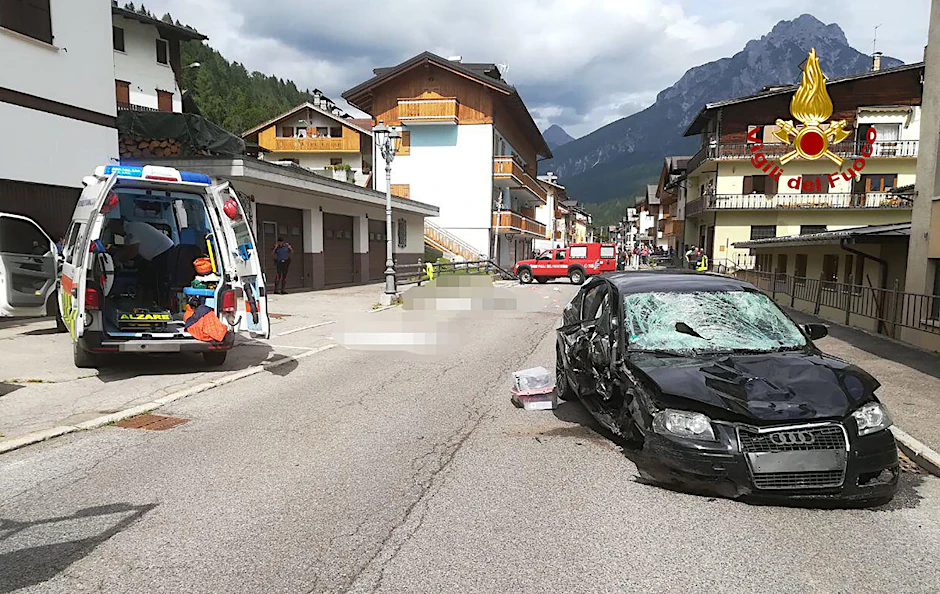 Santo Stefano di Cadore: Ein Krankenwagen und das Auto der Deutschen stehen nach dem Unfall neben den Opfern (gepixelt) auf der Straße.