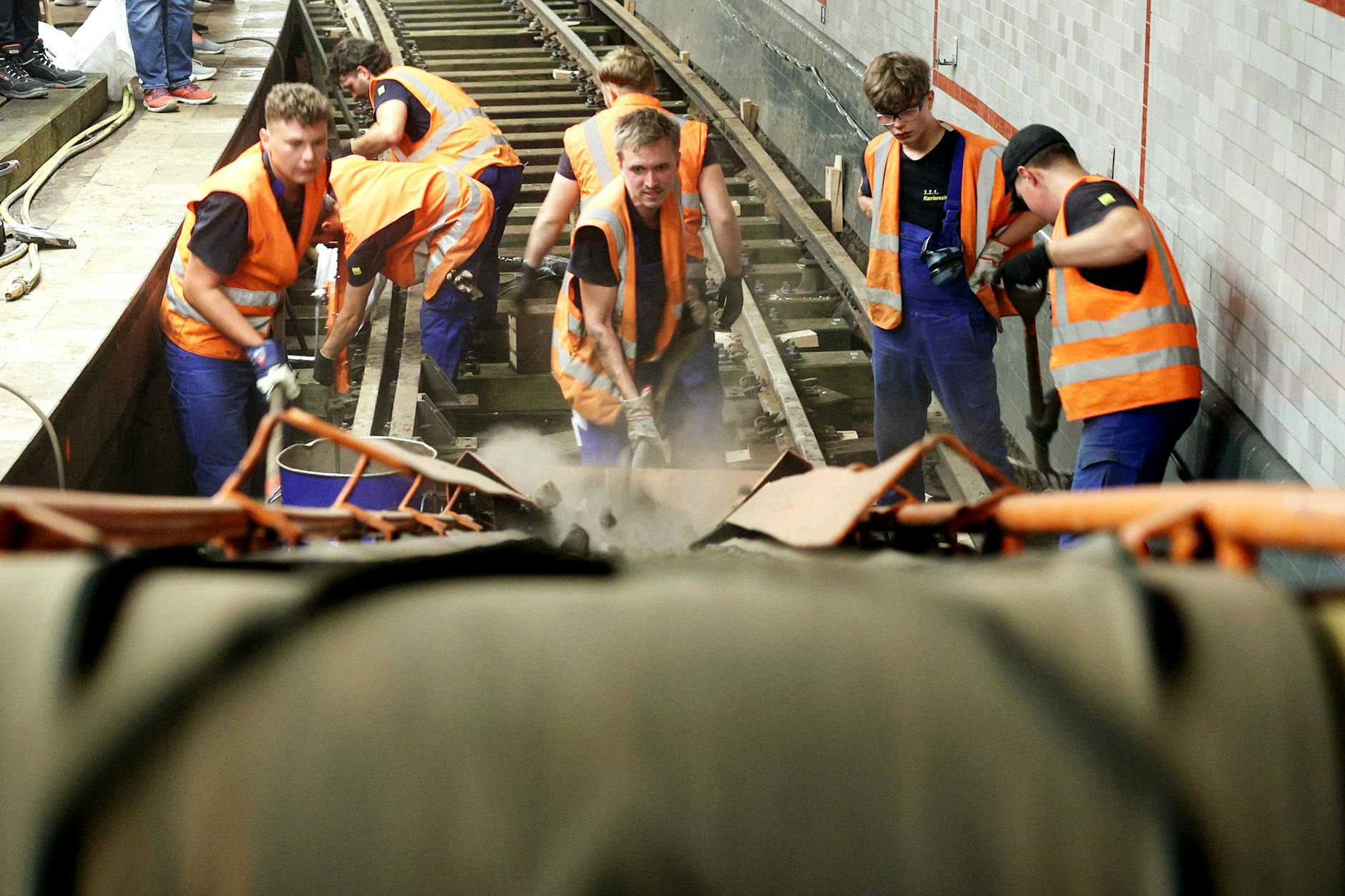 Am U-Bahnhof Alexanderplatz wird am wegen einer Havarie gesperrten Gleis der U2 mächtig gebaut. Schotter wird abtransportiert und zwischengelagert.