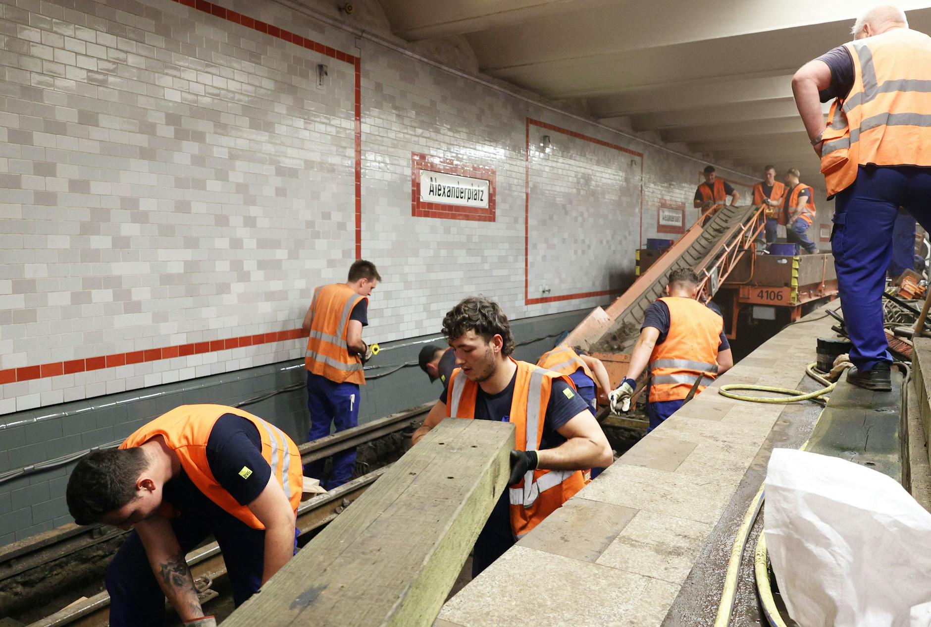 Löcher für Bohlen werden gebohrt, die Gerade gemessen und dann wird geschraubt.