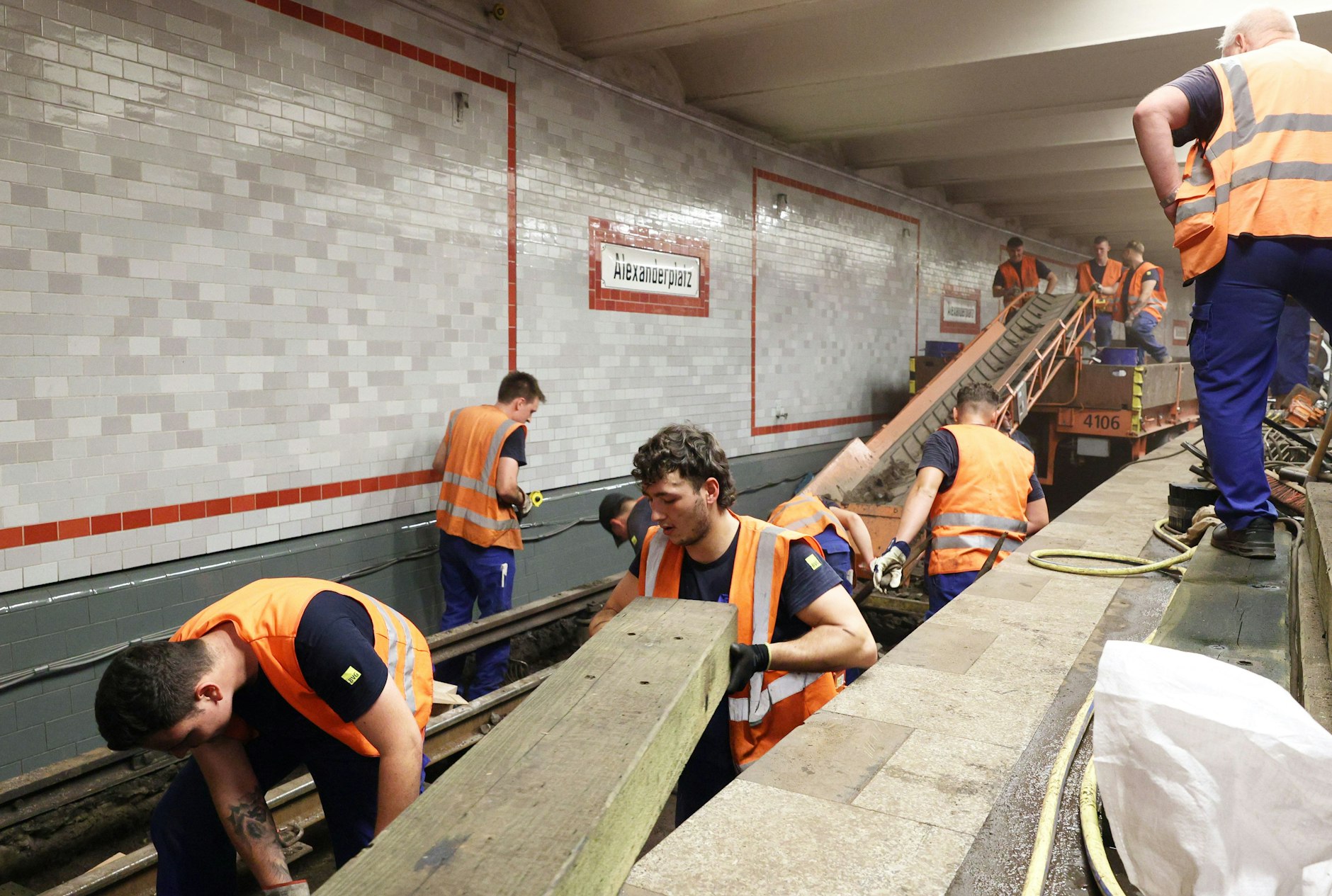 Löcher für Bohlen werden gebohrt, die Gerade gemessen und dann wird geschraubt.