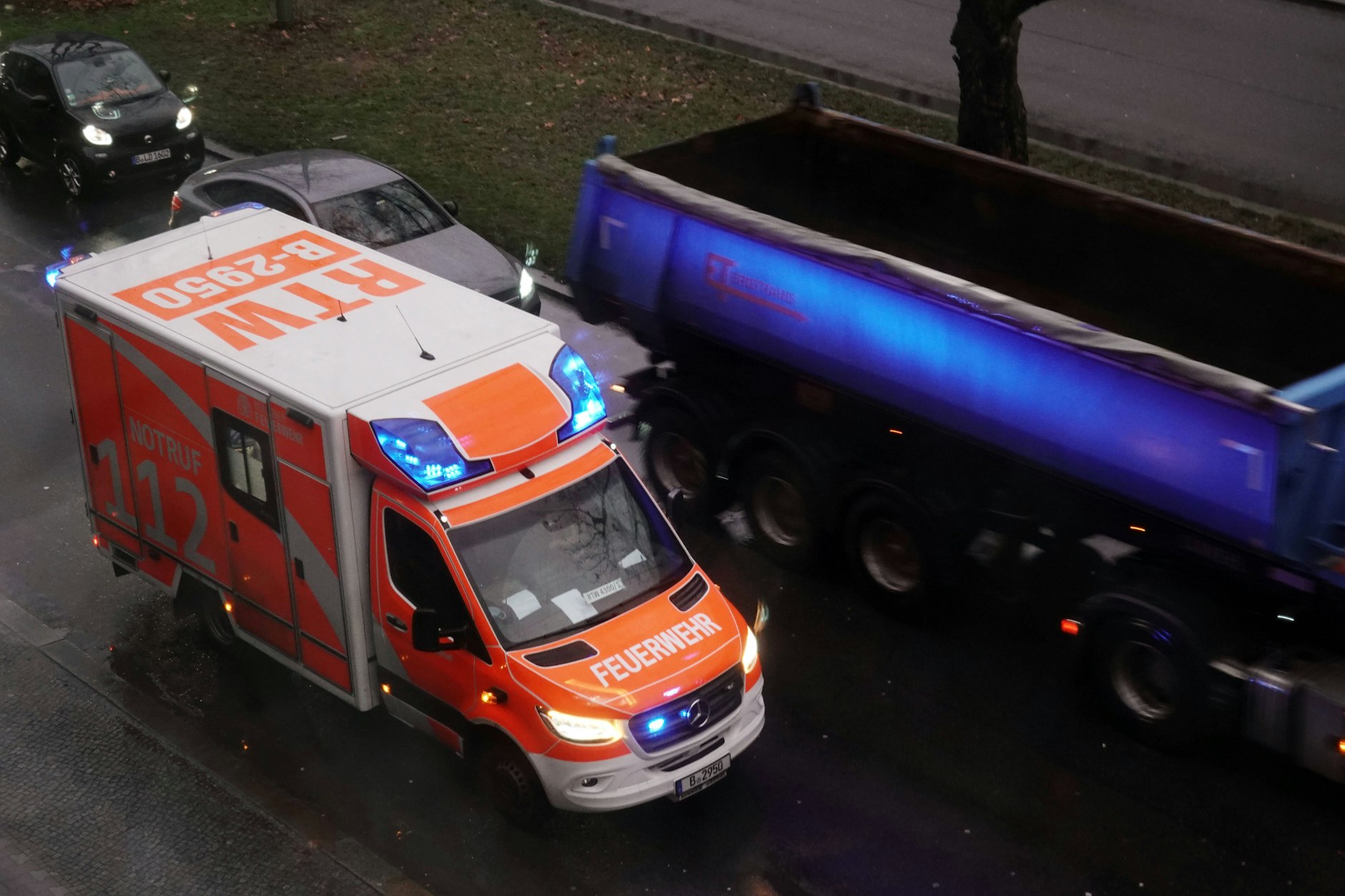Ein Rettungswagen der Feuerwehr in Berlin im Einsatz