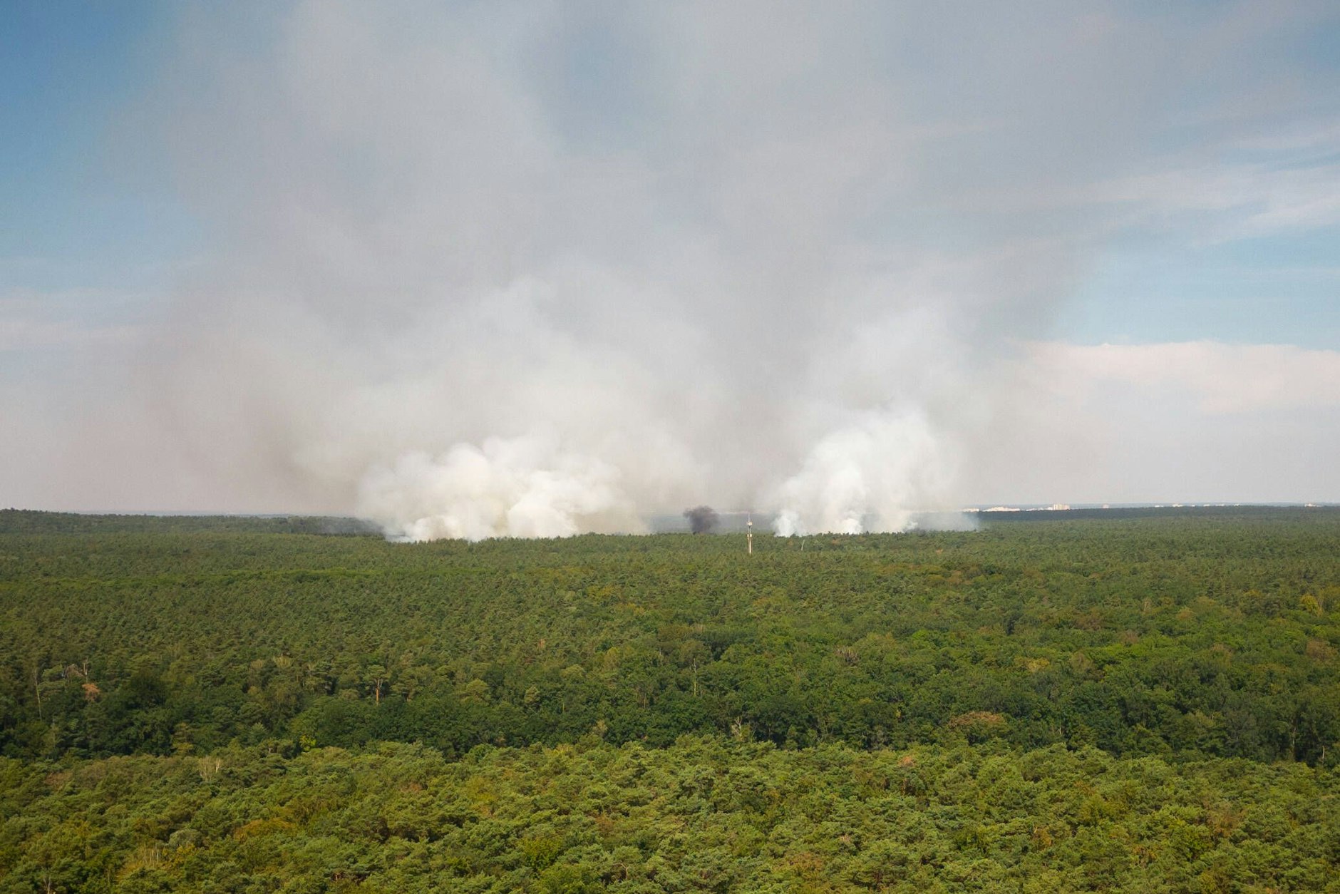 4.8.2022, Luftaufnahme vom Waldbrand beim Sprengplatz beim Kronprinzessinnenweg in Nikolassee im Grunewald
