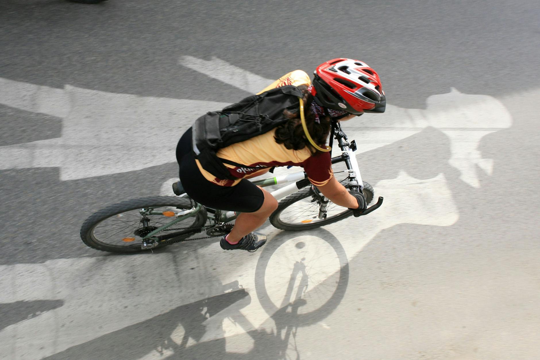 Eine Fahrradfahrerin