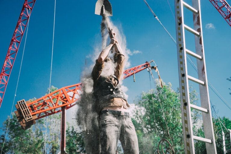 „Ikarus“: Ein Open-Air-Spektakel des Engeneering Theatre Akhne