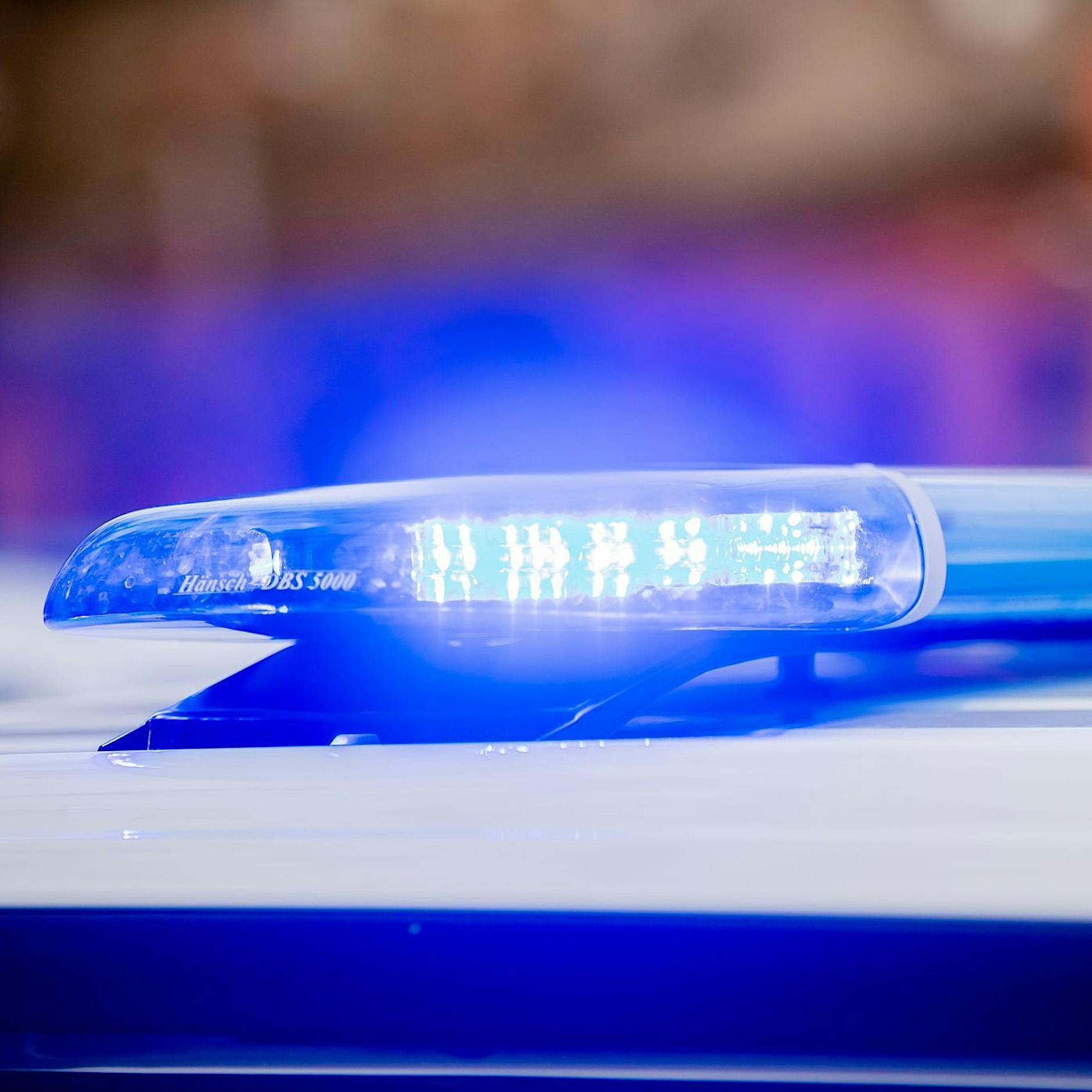 Berlin: Polizei lauert Kunden vor Drogenwohnung auf – Razzia