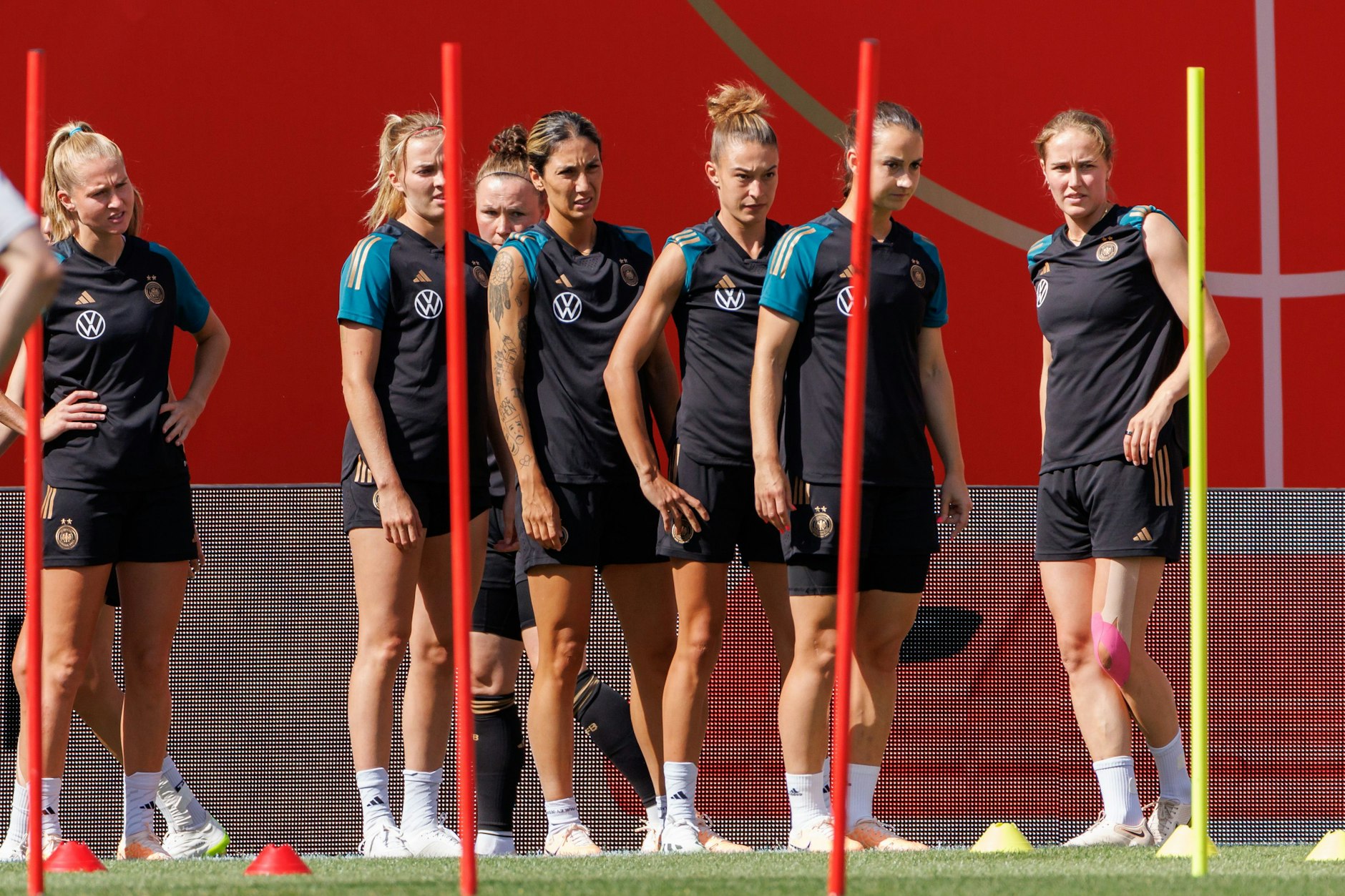 Deutschlands Fußballerinnen fliegen am Dienstag in ihr WM-Quartier nach Wyong in Australien.