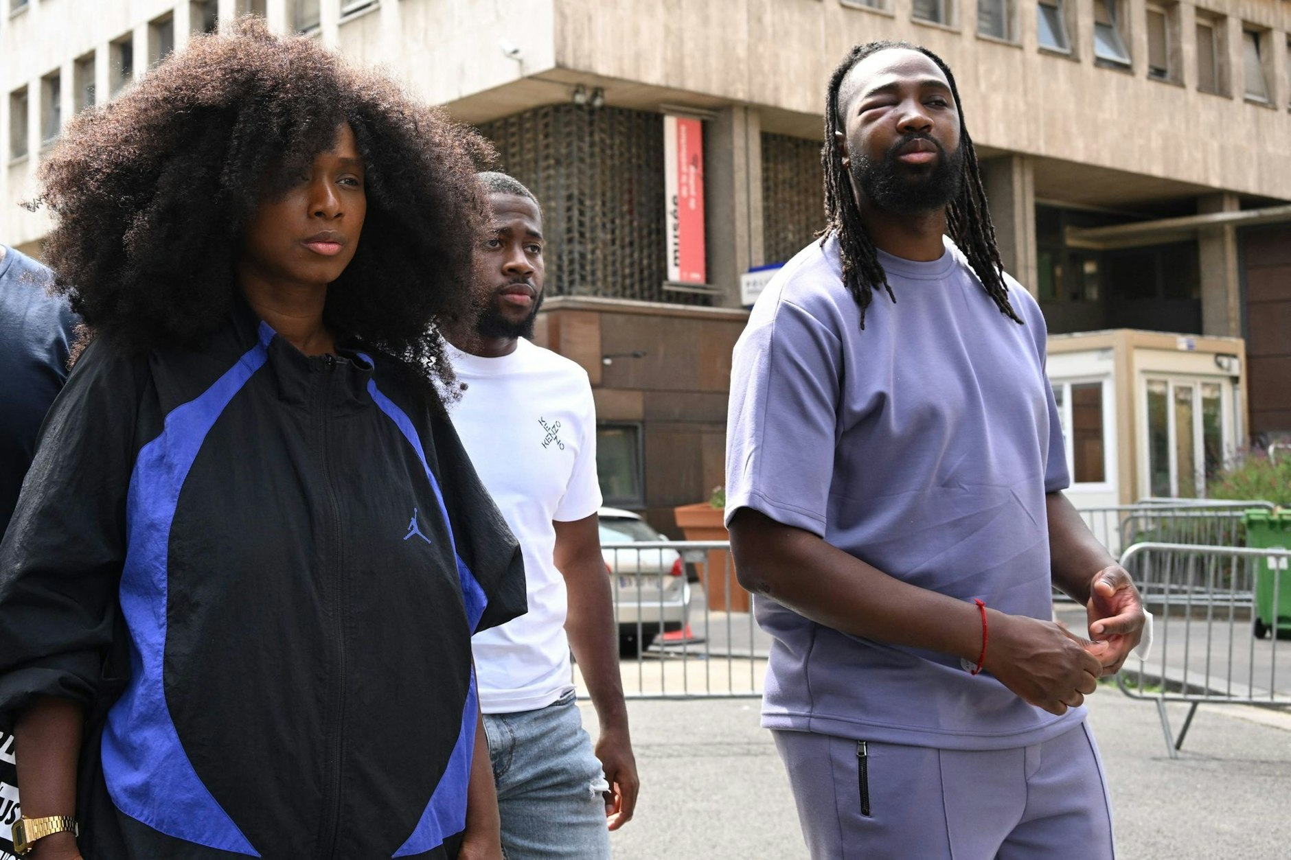 Assa Traore (l), Aktivistin und Leiterin des Komitees «Wahrheit und Gerechtigkeit für Adama», und Youssouf Traore, Mitglied des Komitees, dessen Auge zugeschwollen ist, vor der Polizeistation des 5. Arrondissements.  