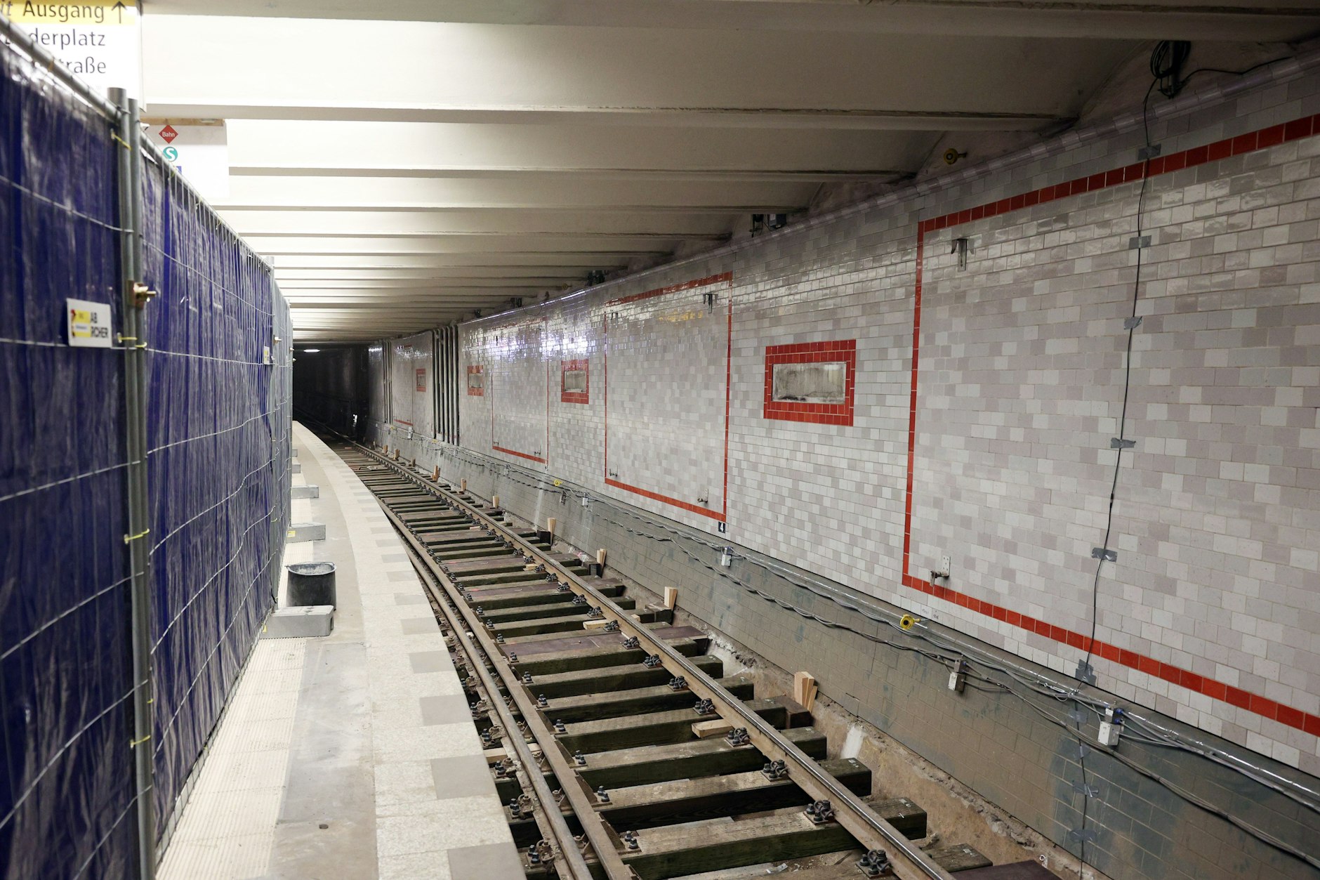 Hier ist der Schotter schon entfernt, Bohlen liegen an Ort und Stelle.