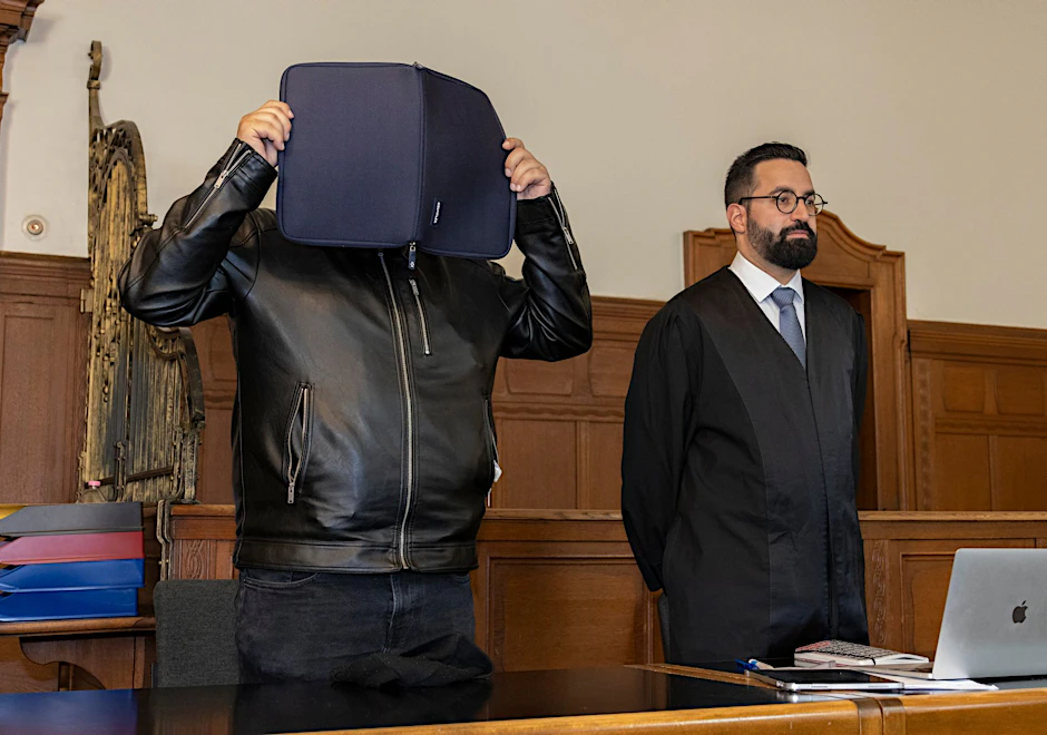 Der Angeklagte Ibrahim C. steht neben seinem Verteidiger vor Gericht.&nbsp;