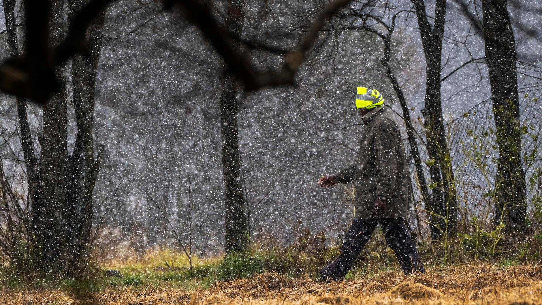 Ein Mann geht während eines Schneesturms in Johannesburg, Südafrika, am Montag durch einen Park.