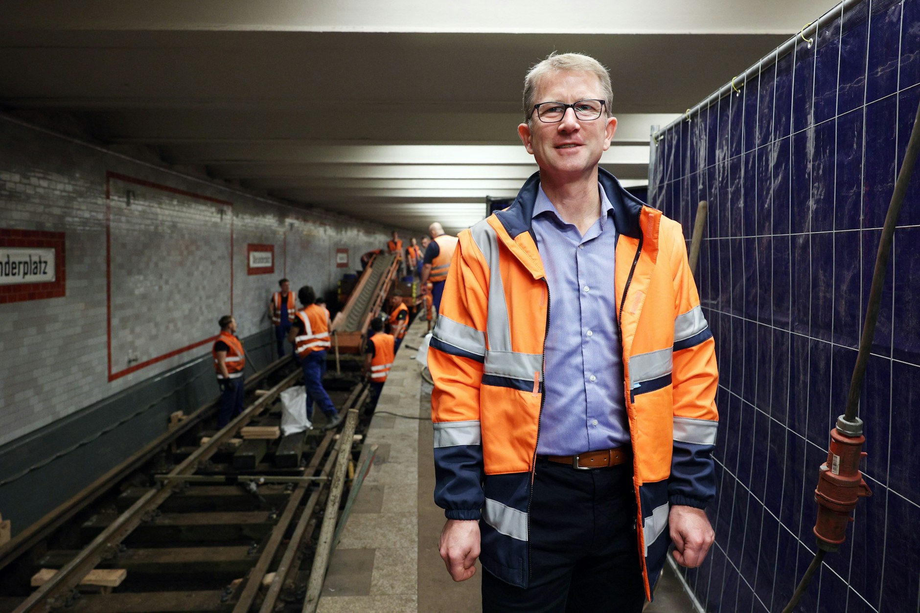 Der bauliche Fortschritt freut BVG-Betriebsvorstand Rolf Erfurt.