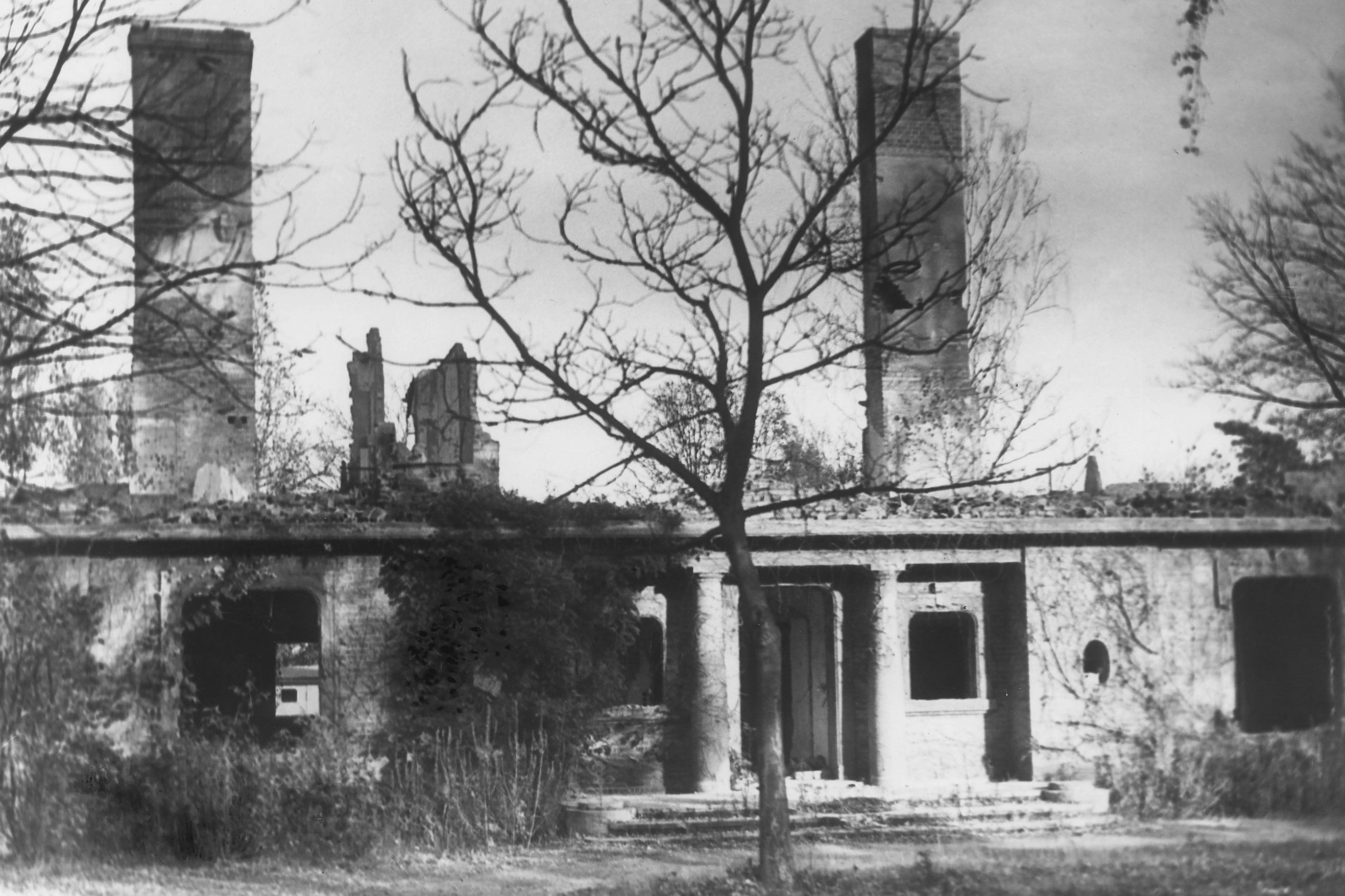 Ruine der ehemaligen Villa von Joseph Goebbels auf der Insel Schwanenwerder: Aufnahme aus dem Jahr 1954.