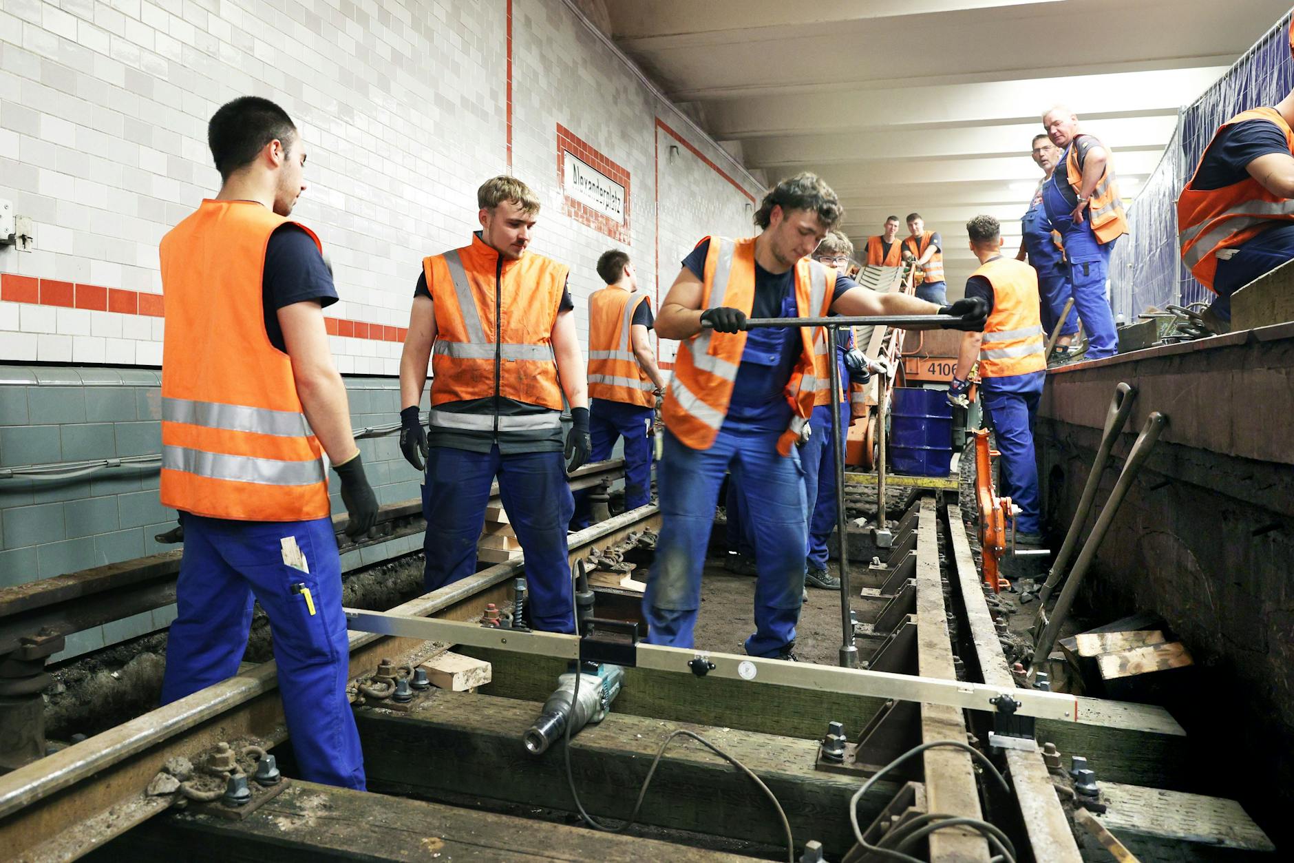 Im U-.Bahnhof Alexanderplatz ist das Gleis der U2 in Richtung Pankow zur Baustelle geworden. Gleisbau-Azubis entfernen die alten Schienen und Schwellen, eine neue Trasse entsteht.