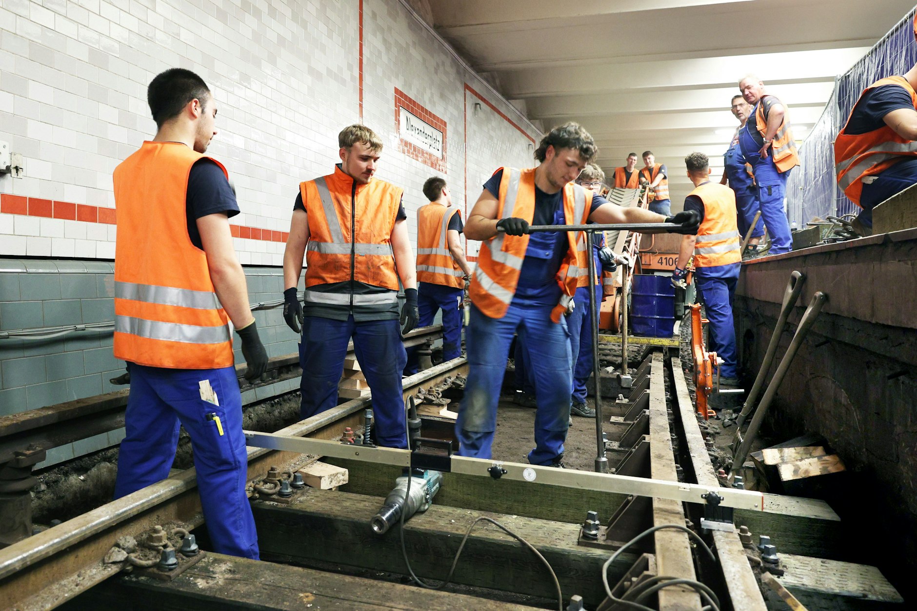 Im U-.Bahnhof Alexanderplatz ist das Gleis der U2 in Richtung Pankow zur Baustelle geworden. Gleisbau-Azubis entfernen die alten Schienen und Schwellen, eine neue Trasse entsteht.