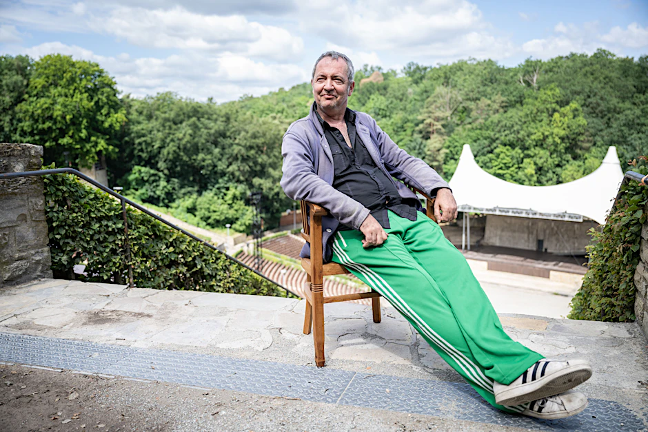 Rainald Grebe lässig beim Fototermin in der Waldbühne. Hier ist der 52-Jährige am 29. Juli bei seinem einmaligen „Halleluja Berlin“-Konzertspektakel zu sehen.