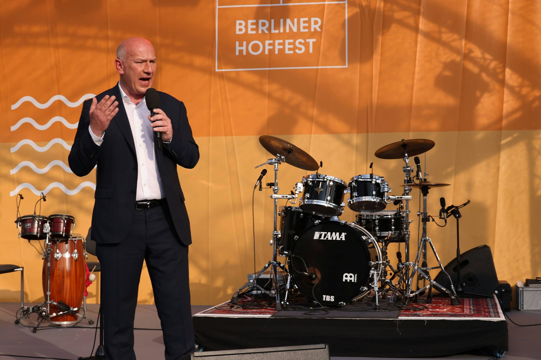 Ob Berlin Regierender Bürgermeister Kai Wegner auch mal ein Liedchen trällert? Seinen liebsten Sommerhit hat er schonmal verraten!