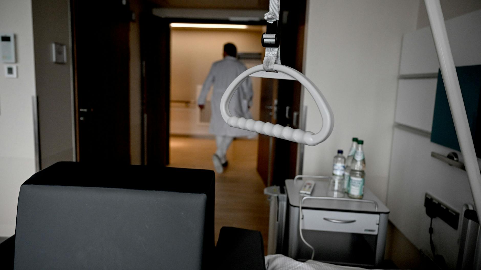 Überlastetes Personal: Ein Pflegebett steht auf einer Station.