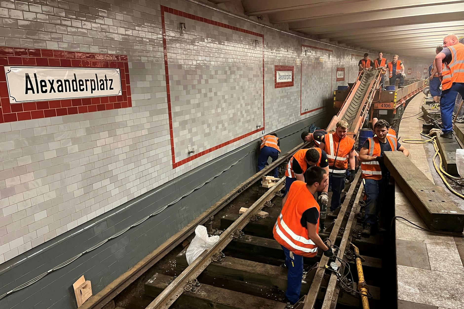 Bauarbeiten im U-Bahnhof Alexanderplatz: Am 10. Juli entfernten Gleisbau-Azubis der BVG den alten Fahrweg in Richtung Pankow. Hier, auf Gleis 2, sollen vom 28. August an wieder U-Bahnen verkehren.