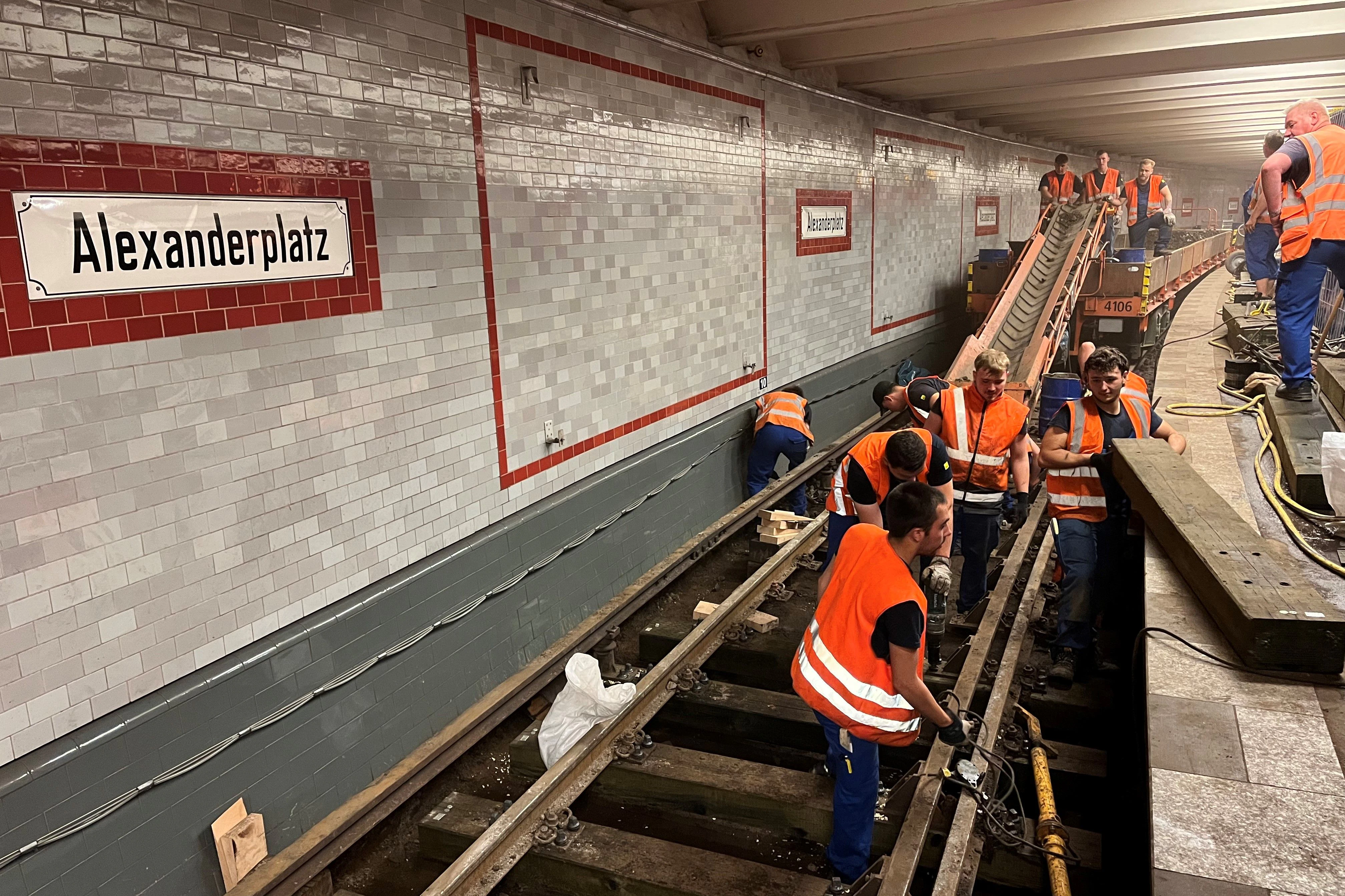 Bauarbeiten im U-Bahnhof Alexanderplatz: Am 10. Juli entfernten Gleisbau-Azubis der BVG den alten Fahrweg in Richtung Pankow. Hier, auf Gleis 2, sollen vom 28.&nbsp; August an wieder U-Bahnen verkehren.