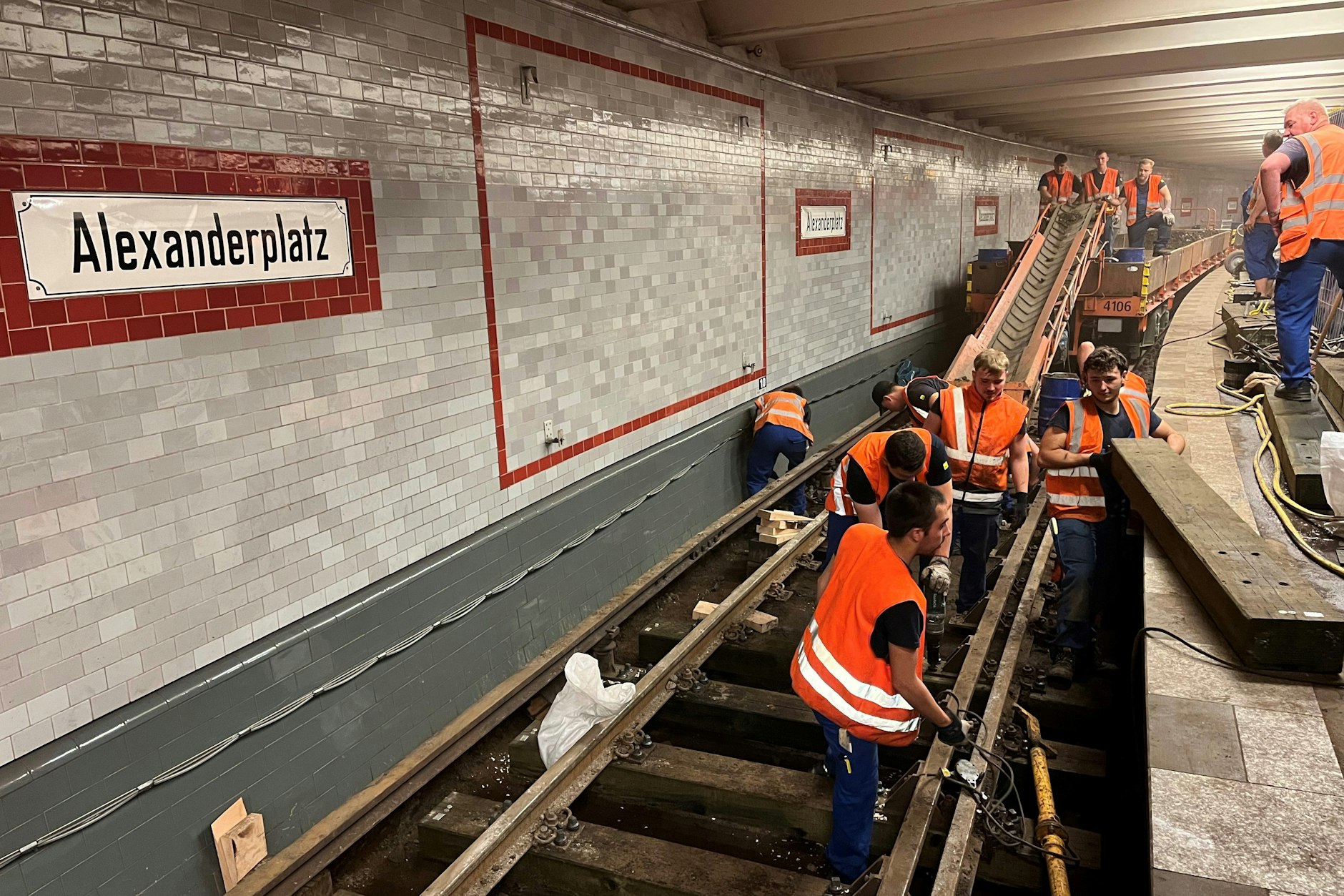 Bauarbeiten im U-Bahnhof Alexanderplatz: Am 10. Juli entfernten Gleisbau-Azubis der BVG den alten Fahrweg in Richtung Pankow. Hier, auf Gleis 2, sollen vom 28.&nbsp; August an wieder U-Bahnen verkehren.
