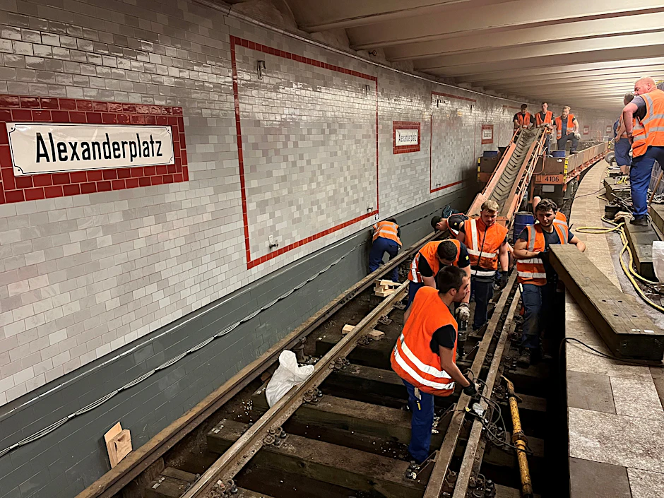 Im U-.Bahnhof Alexanderplatz ist das Gleis der U2 in Richtung Pankow zur Baustelle geworden. Gleisbau-Azubis entfernen die alten Schienen und Schwellen, eine neue Trasse entsteht.