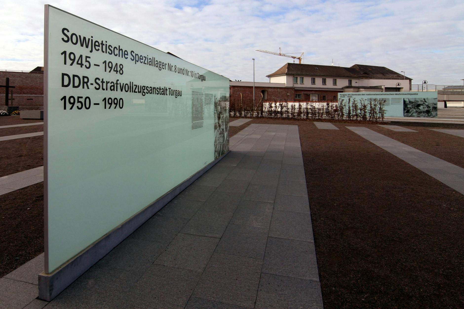 Gedenk- und Informationstafel - Sowjetische Speziallager Nr. 8 und Nr. 10 von 1945 - 1948 und die DDR - Strafvollzugsanstalt 1950 - 1990 in Torgau.