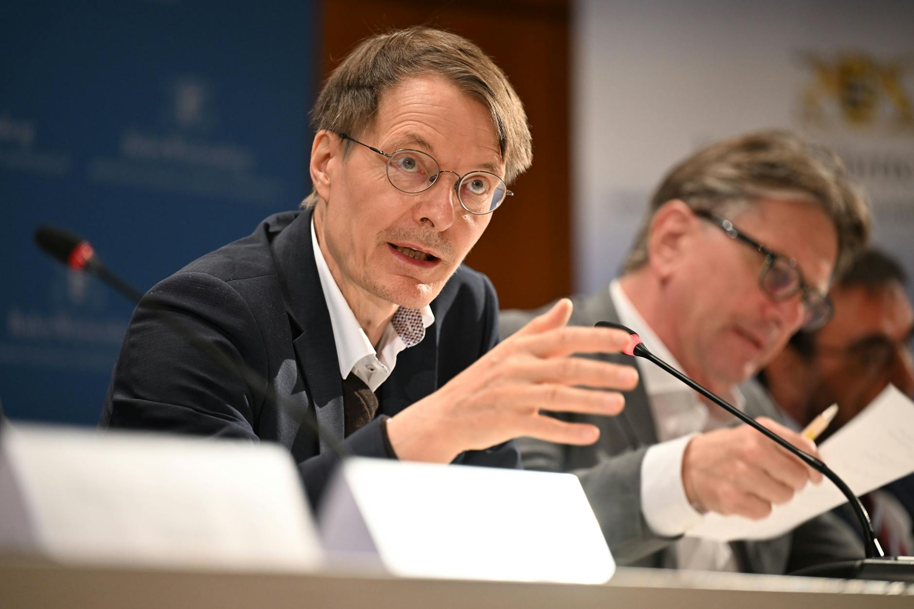 Bundesgesundheitsminister Karl Lauterbach (SPD) spricht bei der Gesundheitsminister-Konferenz. 