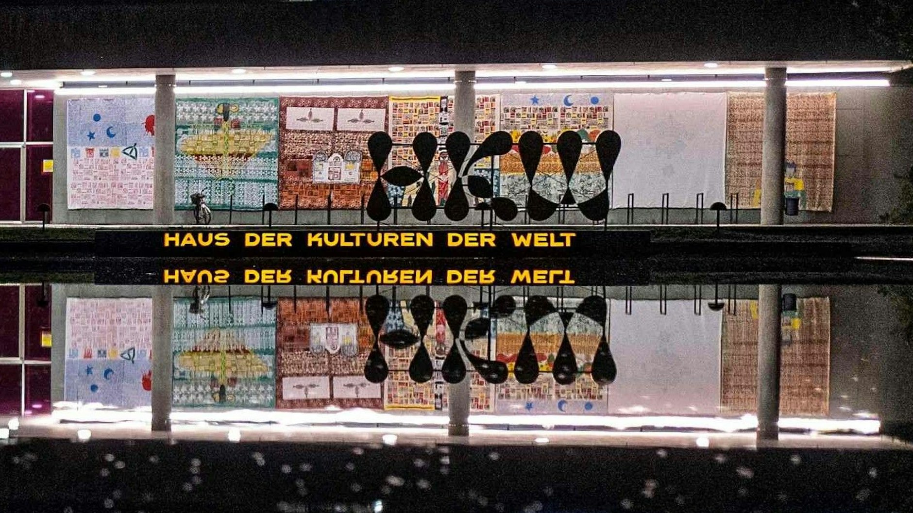 Das Haus der Kulturen der Welt spiegelt sich in der Spree.