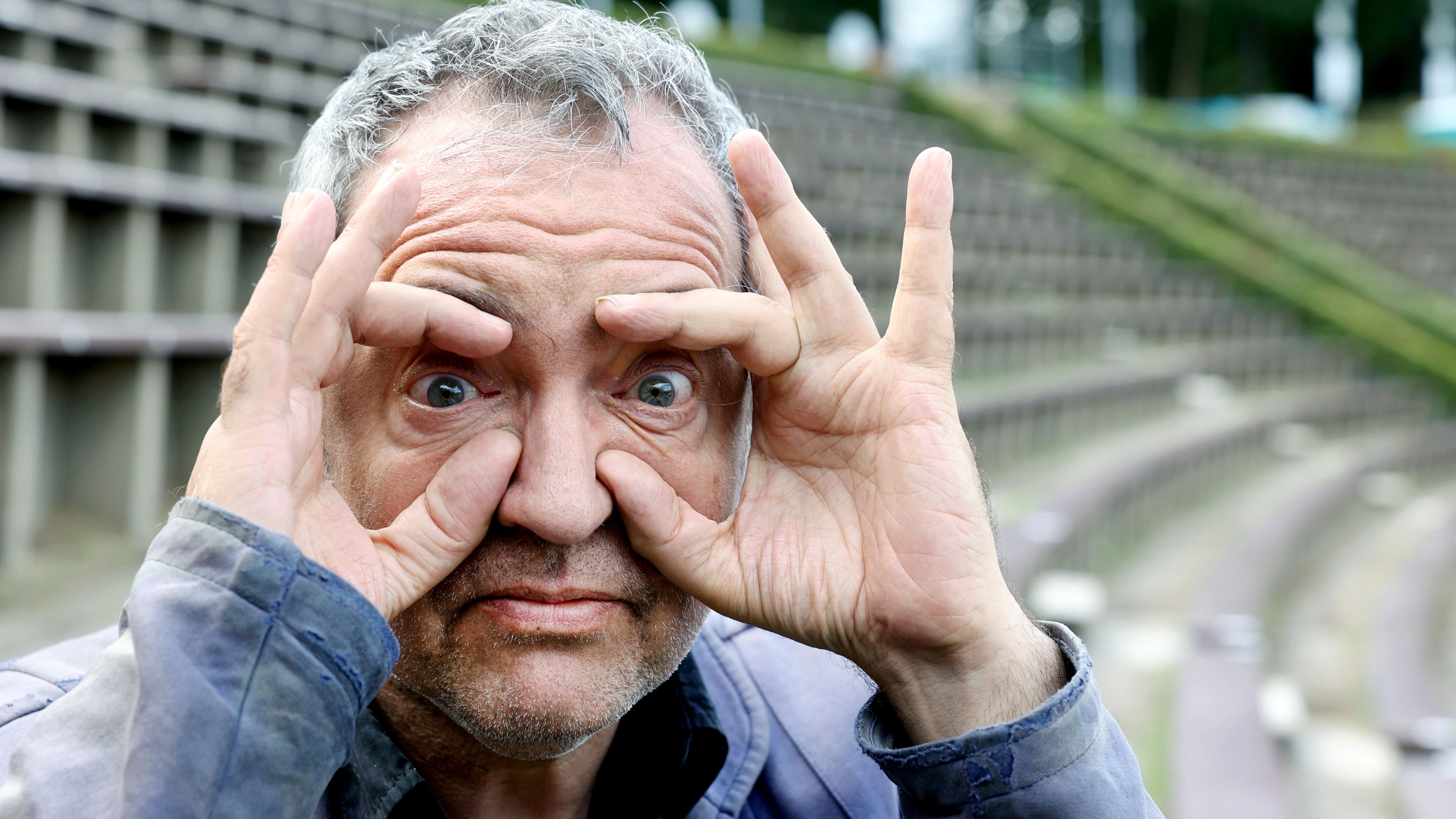 Huhu, schon alle da? Rainald Grebe ist auch abseits der Bühne immer für einen Spaß zu haben.