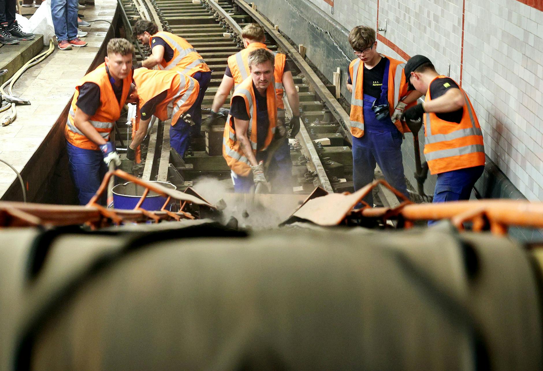 Am U-Bahnhof Alexanderplatz wird am wegen einer Havarie gesperrten Gleis der U2 mächtig gebaut. Schotter wird abtransportiert und zwischengelagert.