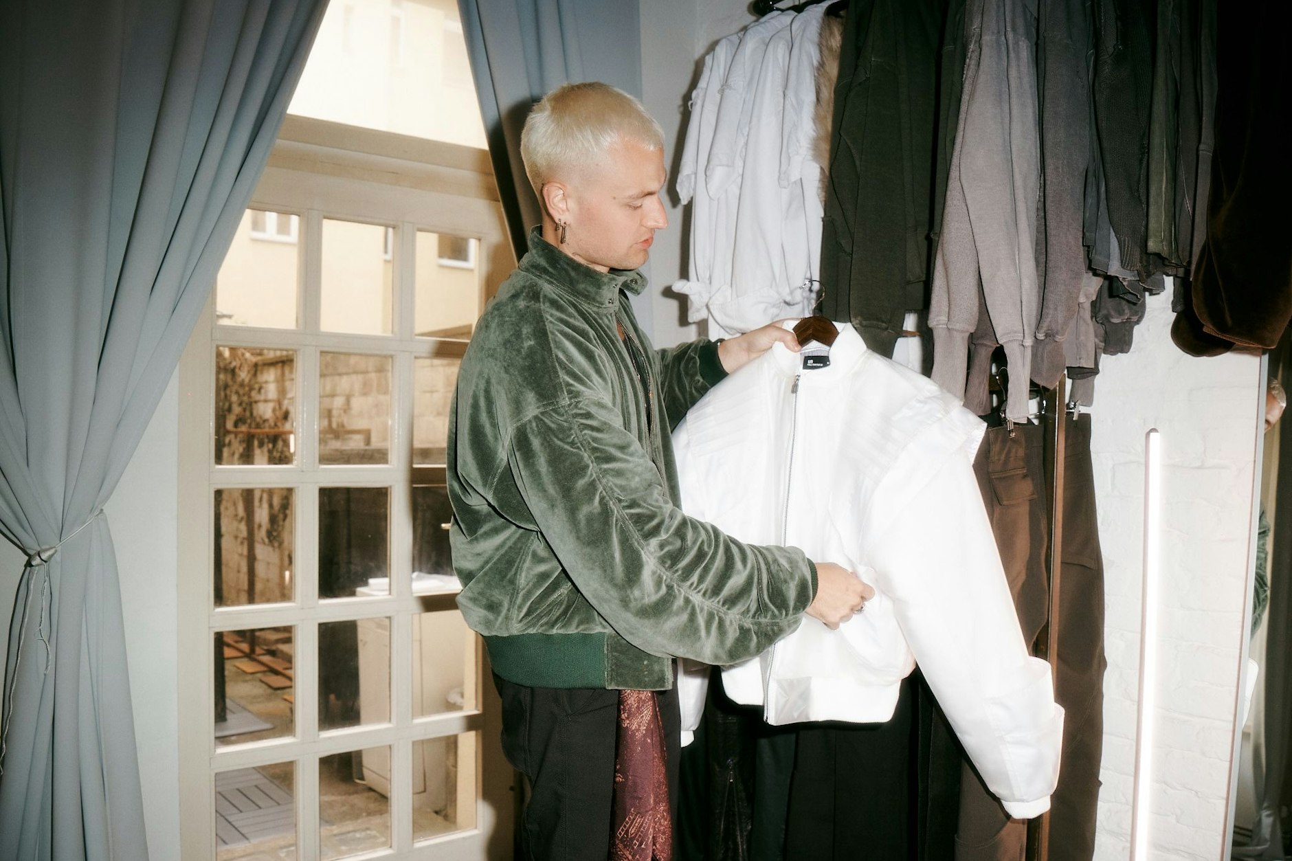 Beherzter Griff an die Kleiderstange: Inspiriert sind Friedrichs Modeteile oft von Berlins Clubkultur.