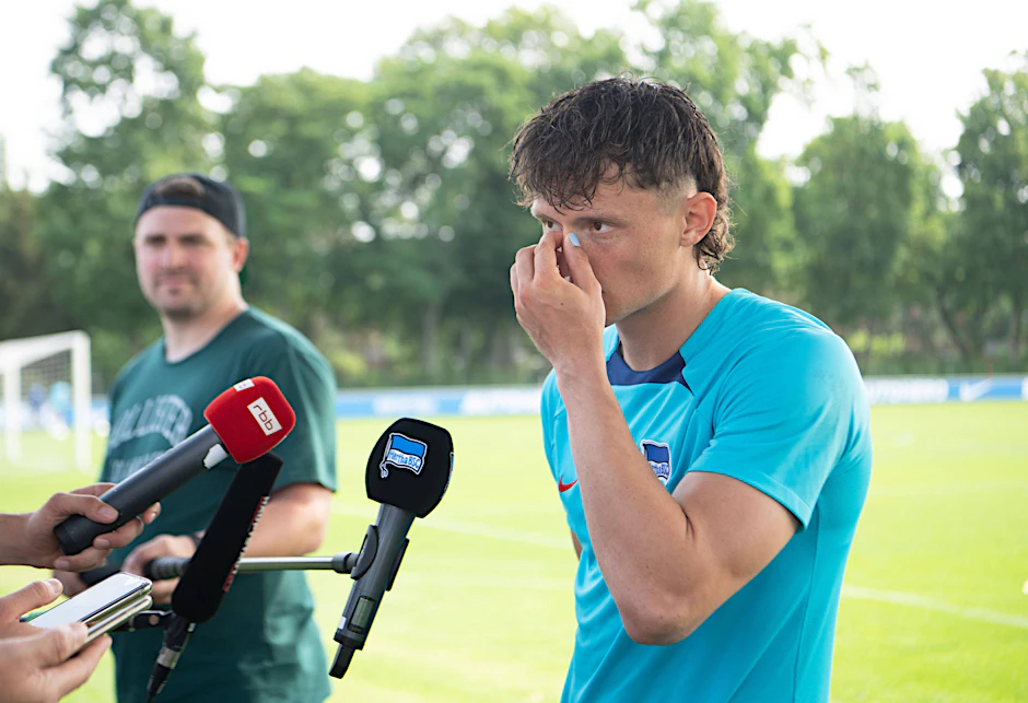 Ja, Herthas Neuzugang Fabian Reese lackiert seine Fingernägel. Zur neuen Woche wählt er Hellblau.