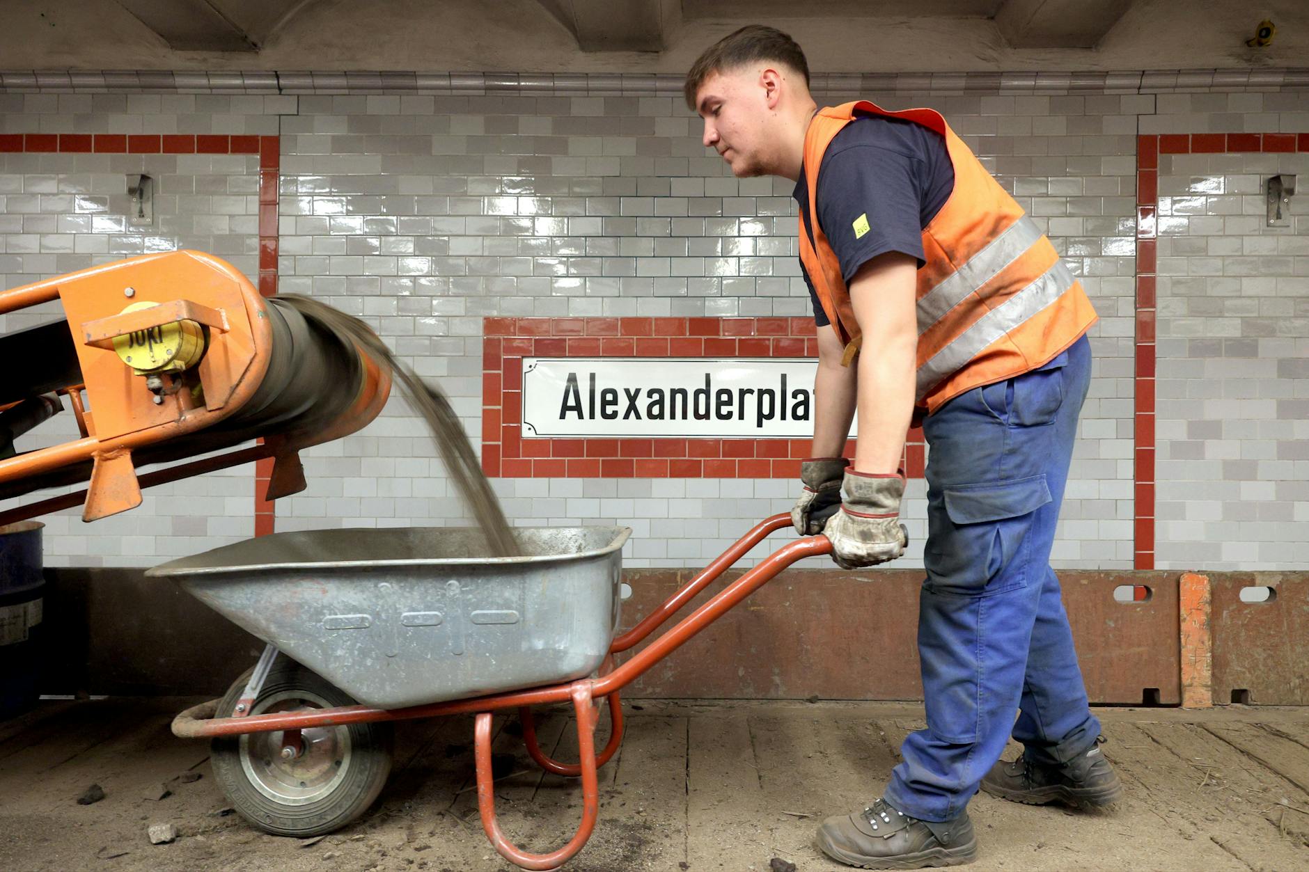 Anschließend wird der Schotter zwischengelagert.