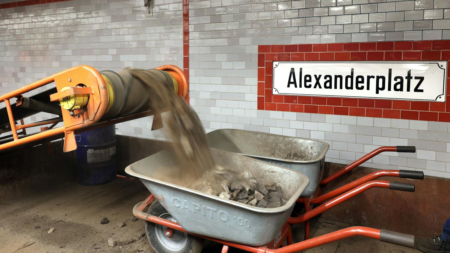 Baustelle U-Bahnhof Alexanderplatz: Die Zeit des Pendelverkehrs wird für Umbauarbeiten genutzt.